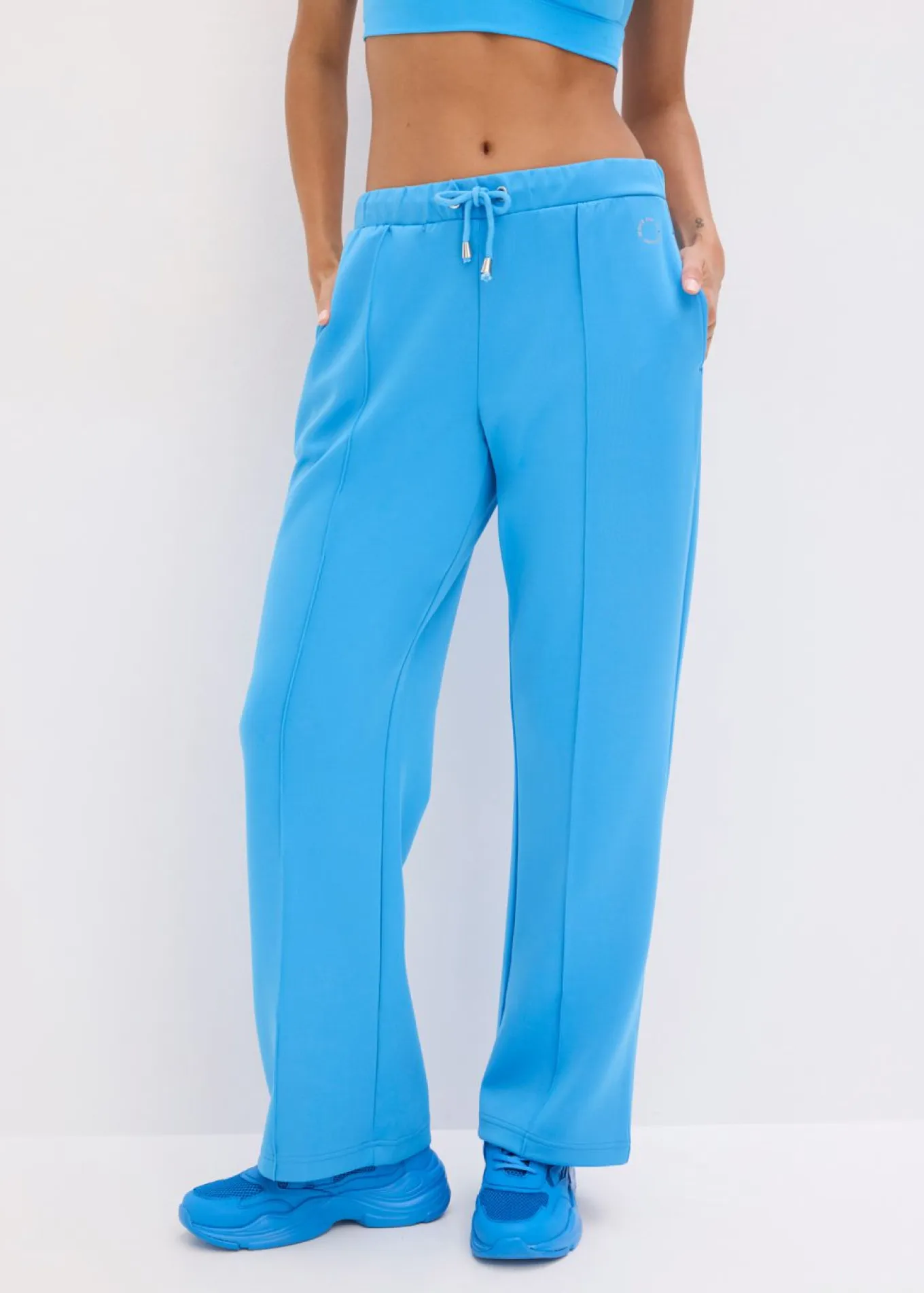 Pantalón deportivo con costuras decorativas