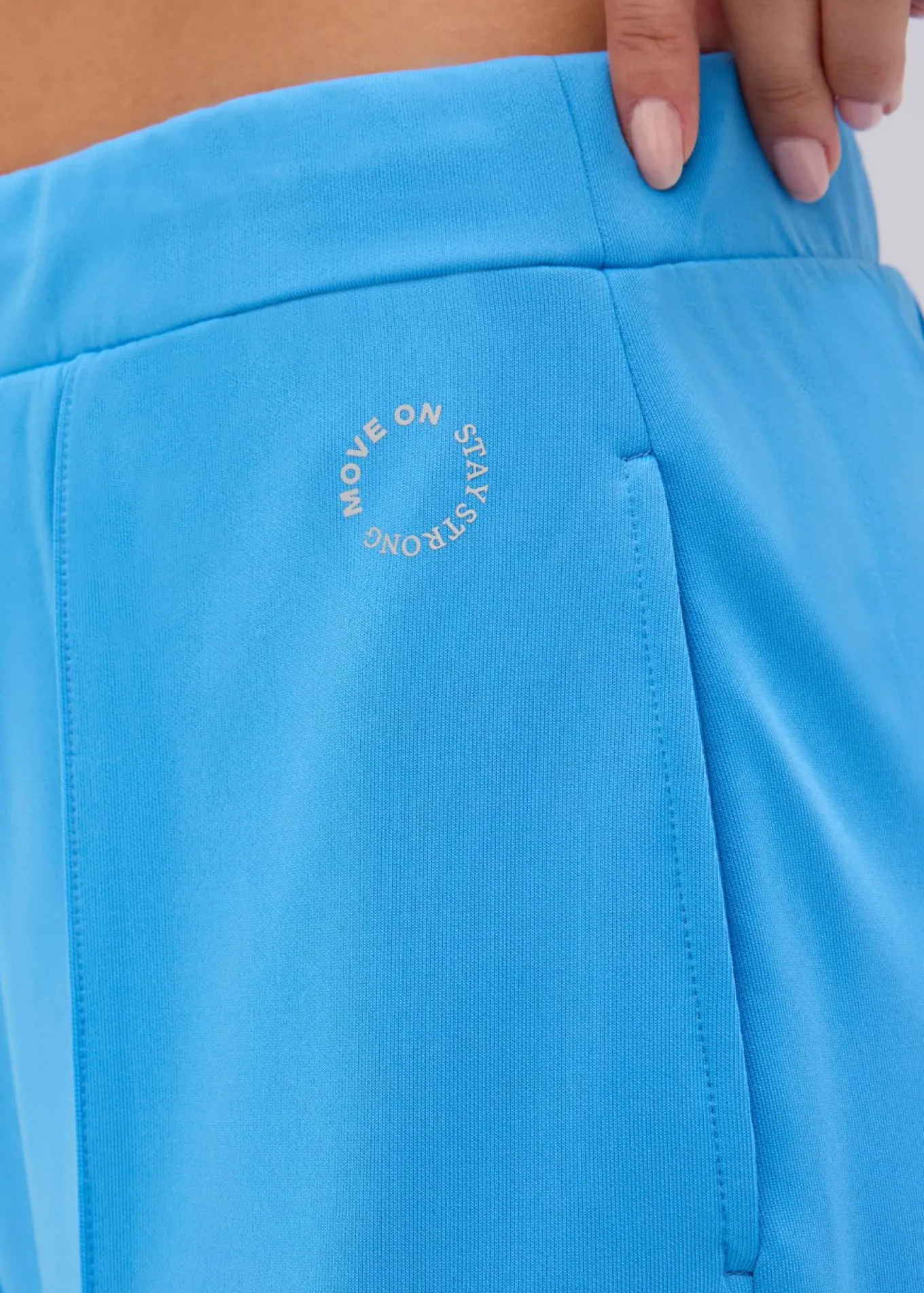 Pantalón deportivo con costuras decorativas