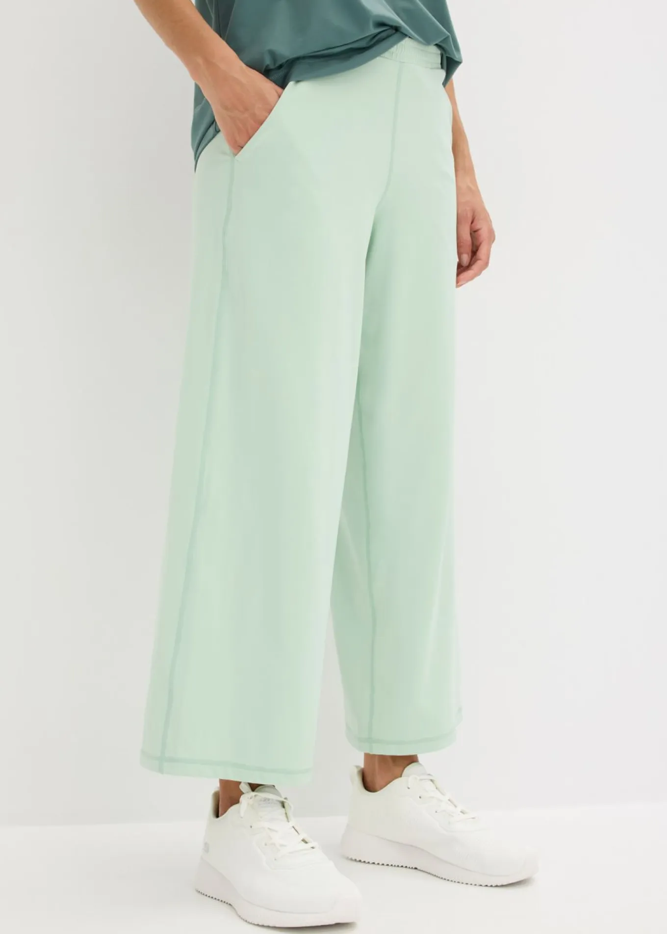 Pantalón deportivo con pernera ancha y material de secado rápido