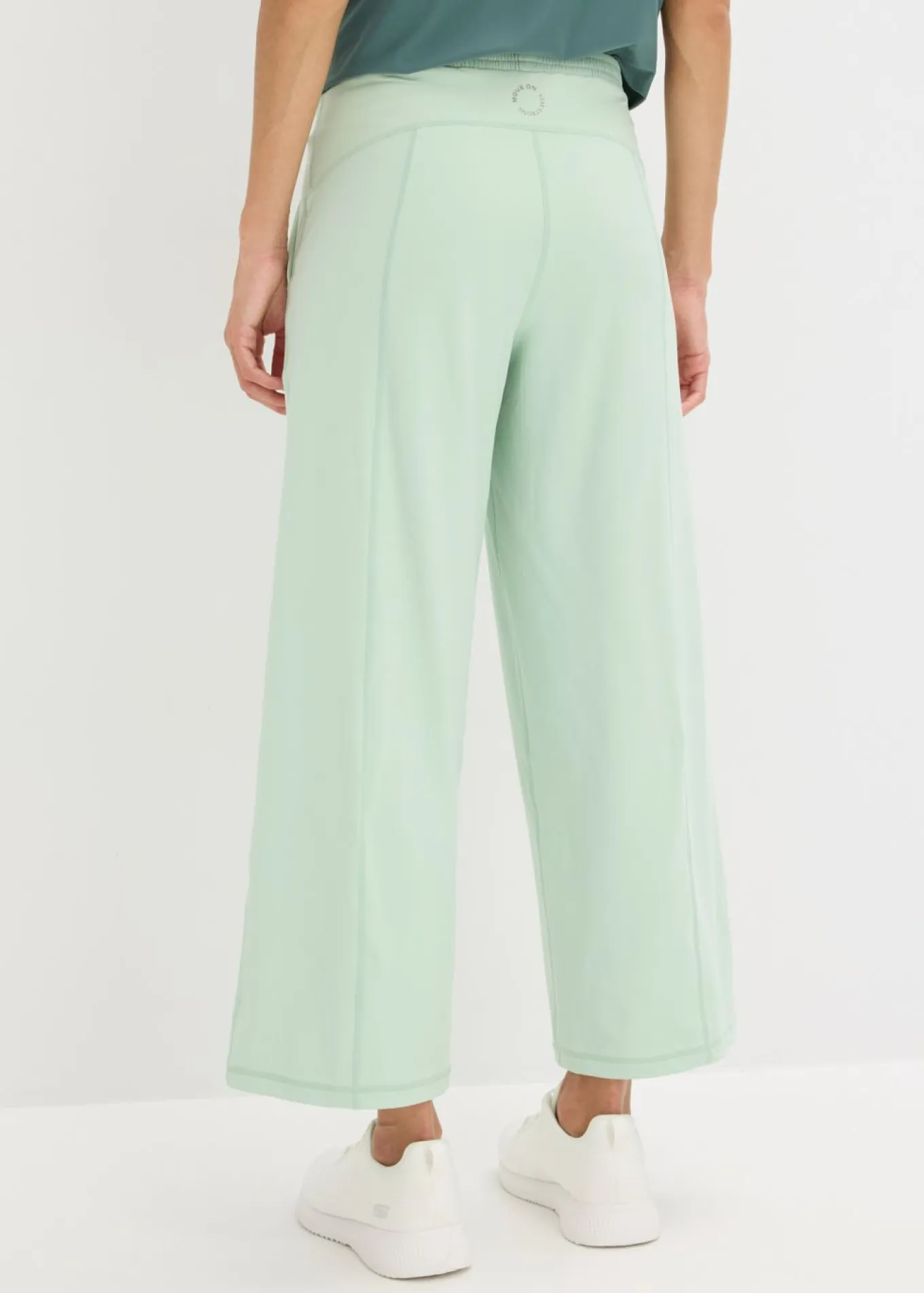 Pantalón deportivo con pernera ancha y material de secado rápido
