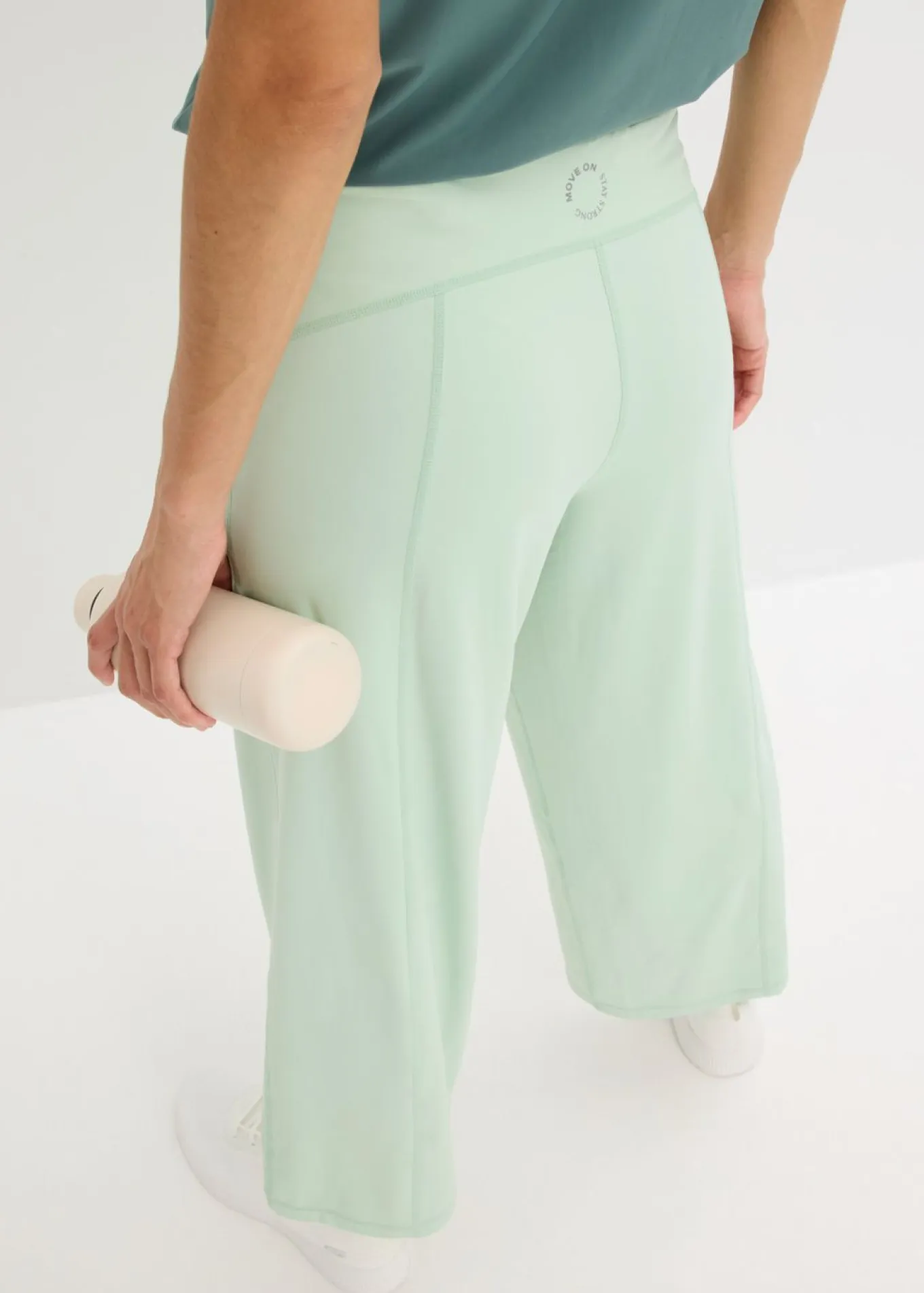 Pantalón deportivo con pernera ancha y material de secado rápido