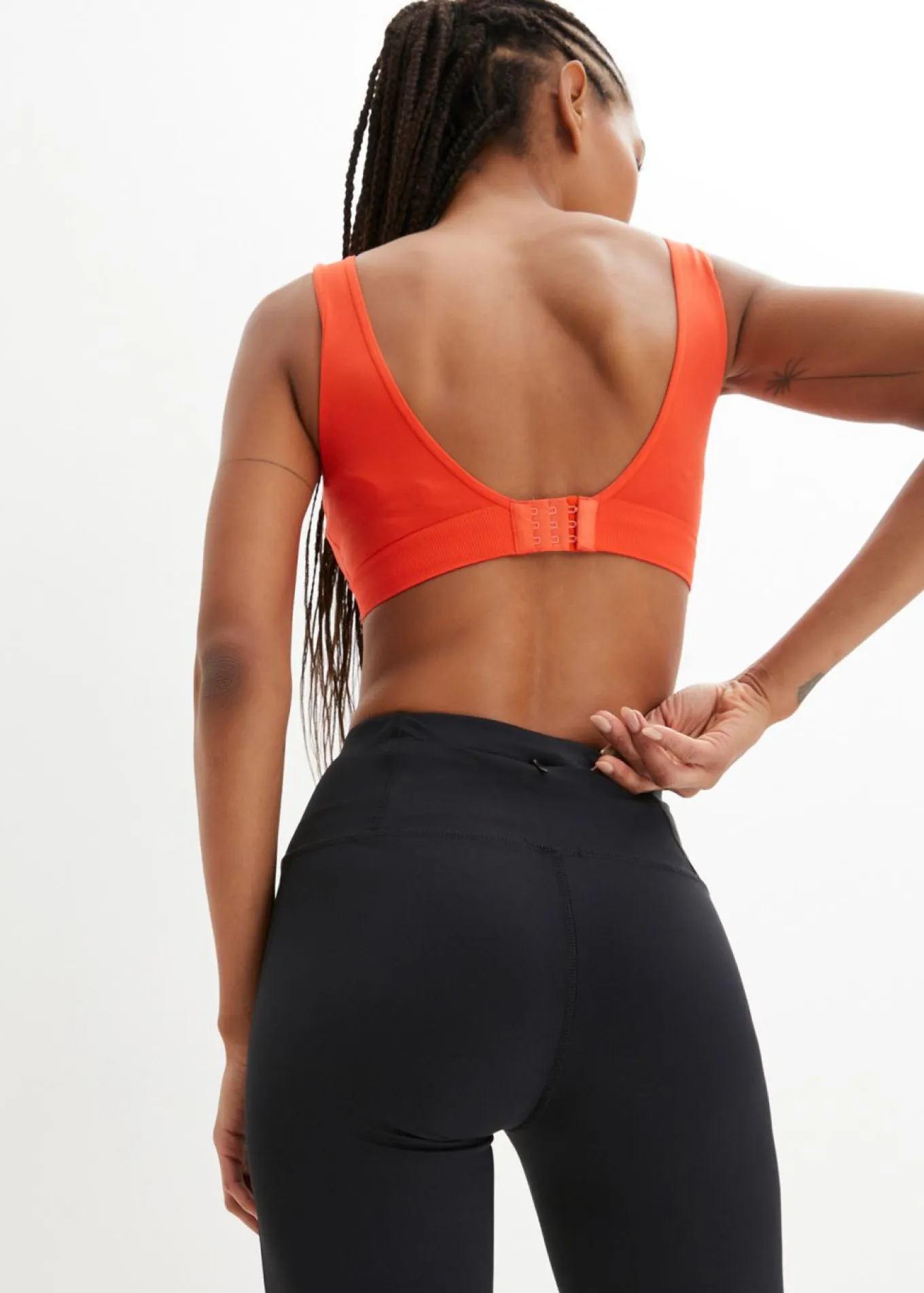 Pantalón deportivo moldeador con bolsillo y corte acampanado