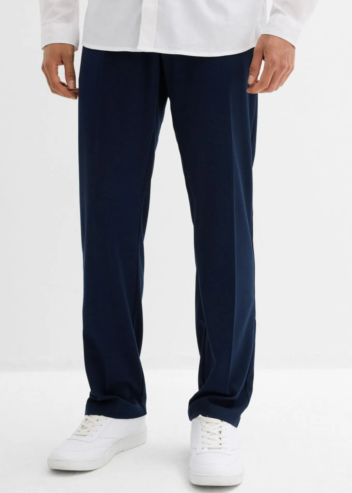 Pantalón elegante con pinzas y corte regular