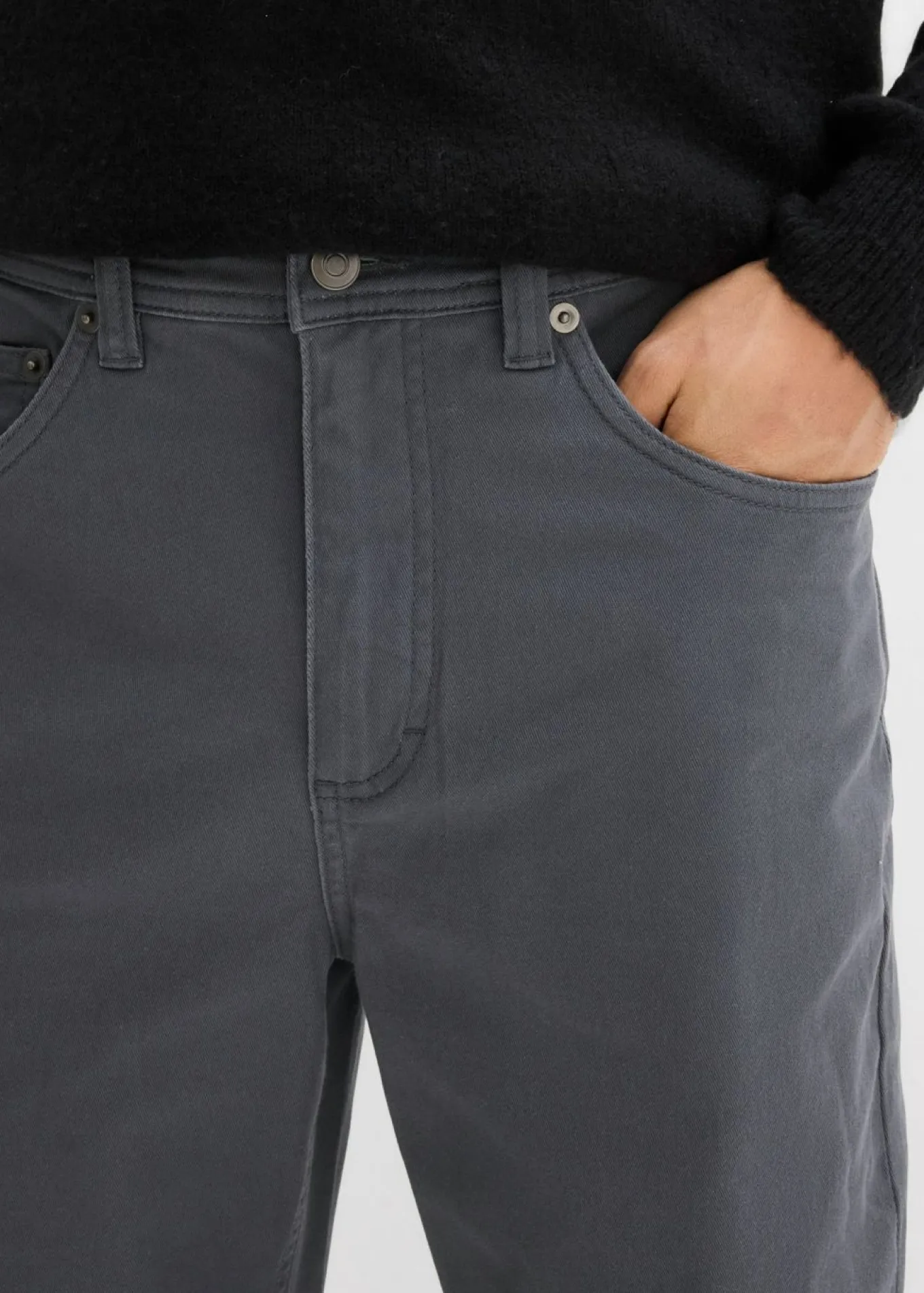 Pantalón elástico con corte clásico, cinturilla elástica y forma recta