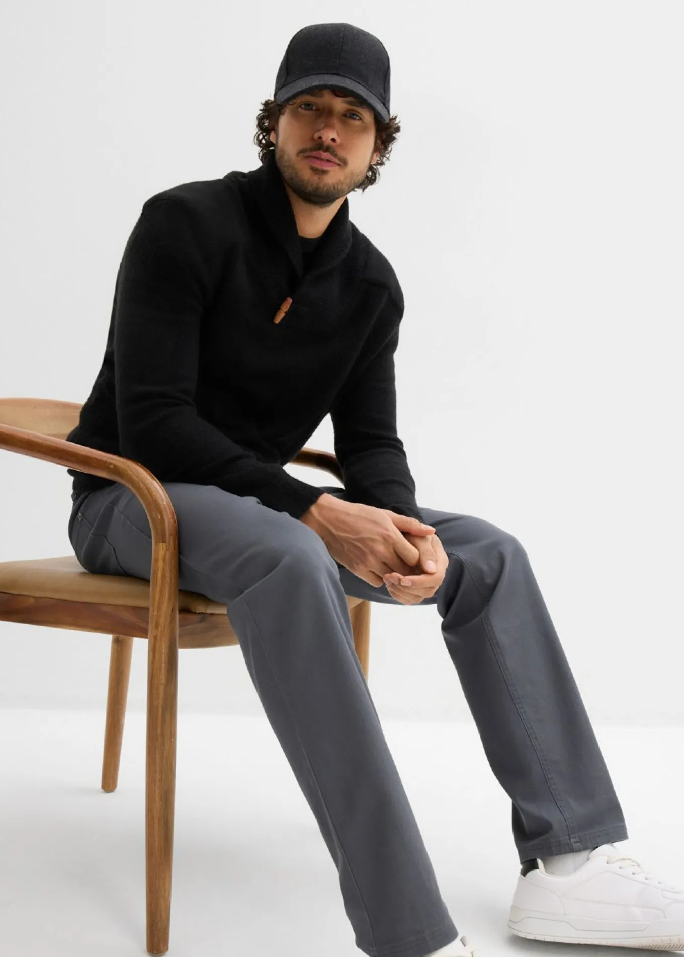Pantalón elástico con corte clásico, cinturilla elástica y forma recta
