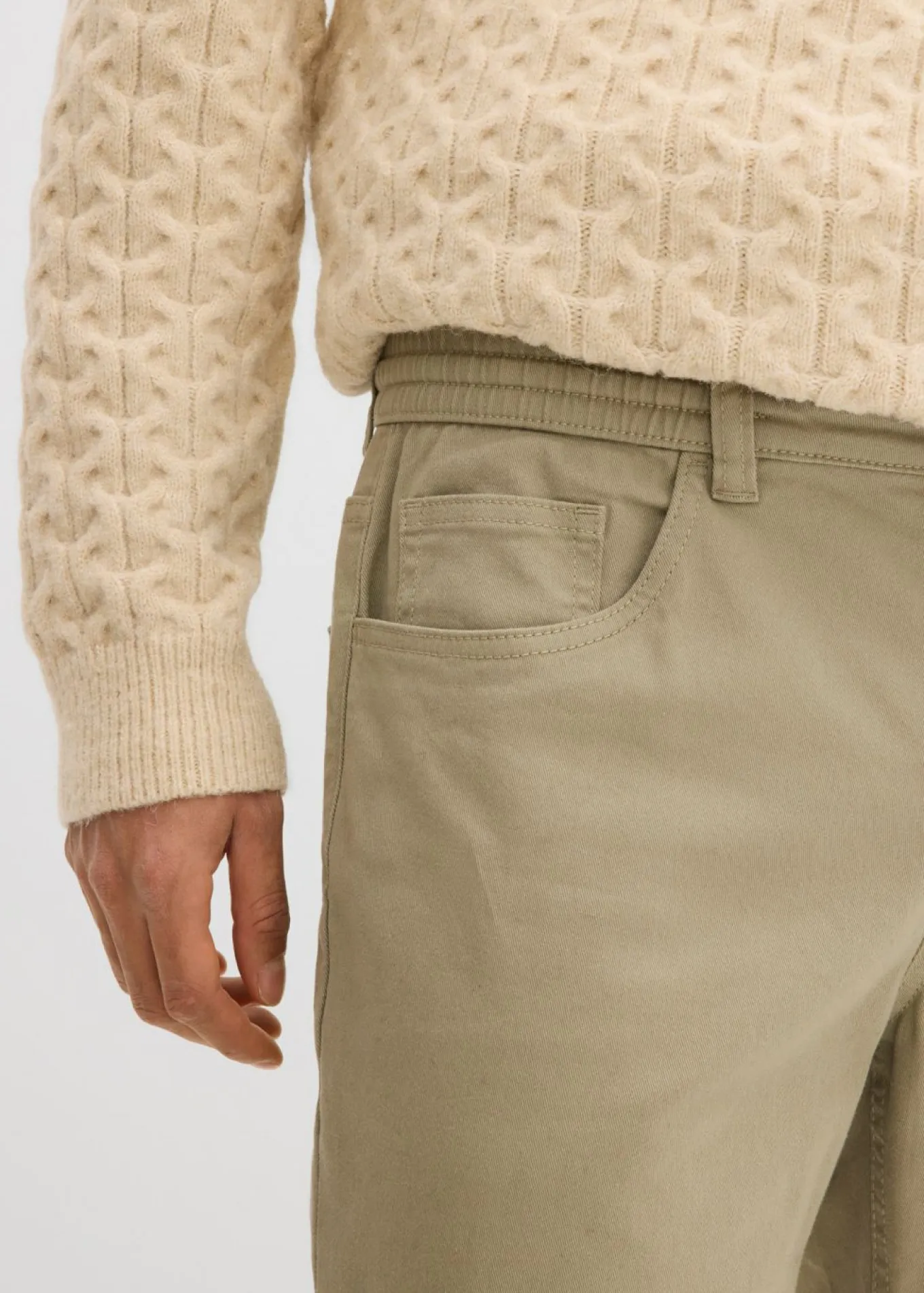 Pantalón elástico con corte informal, cinturilla elástica y forma recta