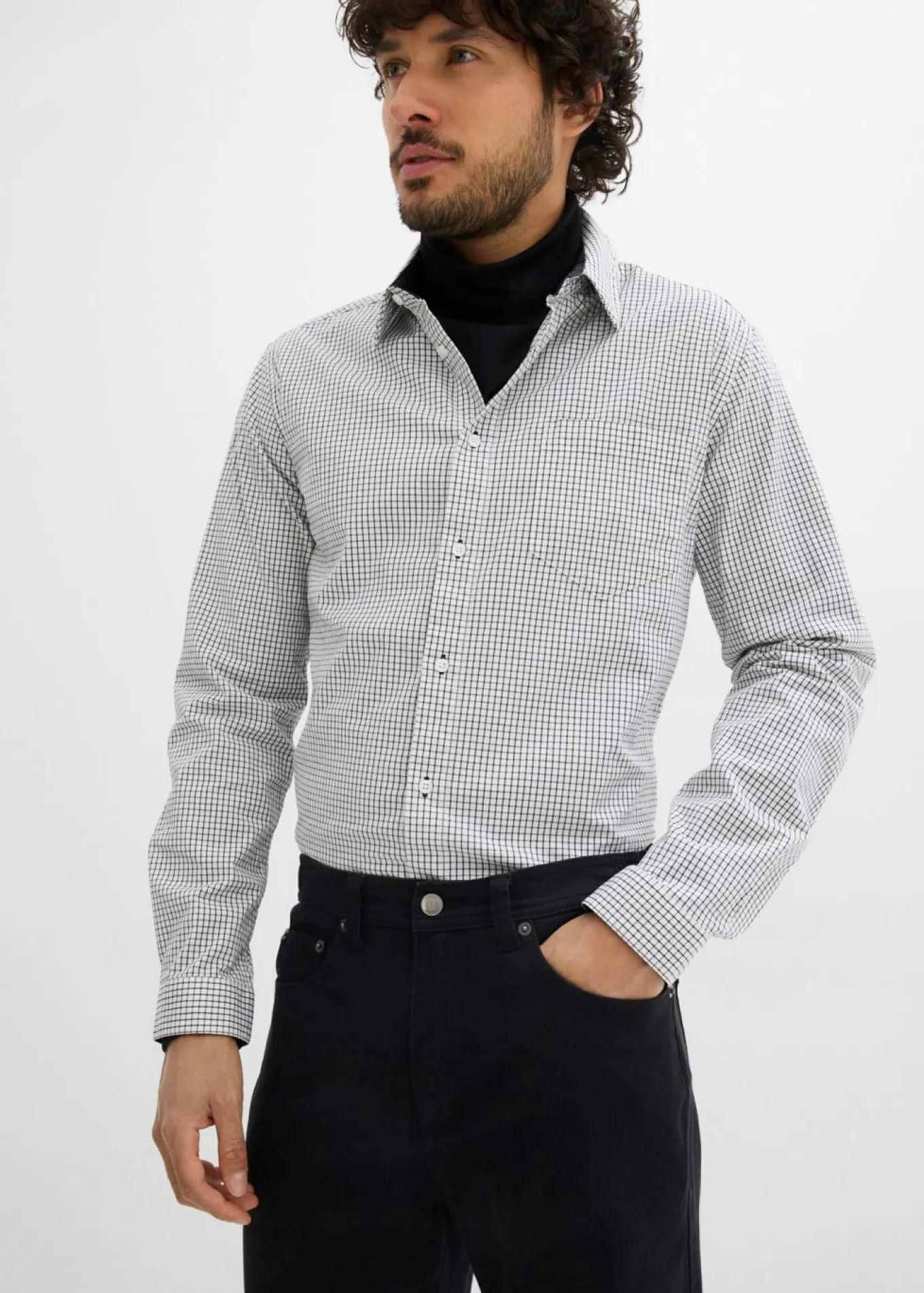 Pantalón elástico con corte clásico, cinturilla elástica y forma recta