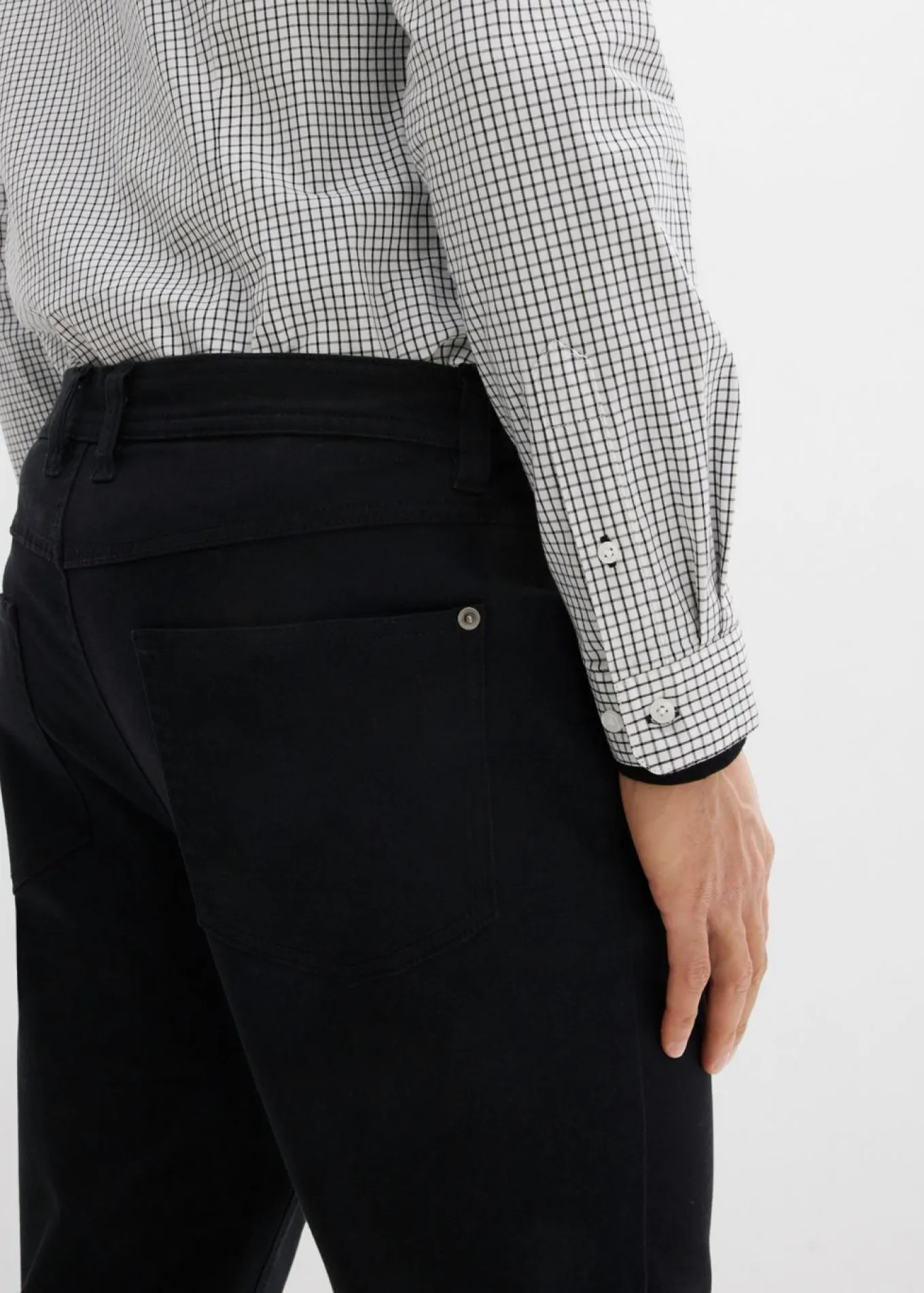 Pantalón elástico con corte clásico, cinturilla elástica y forma recta