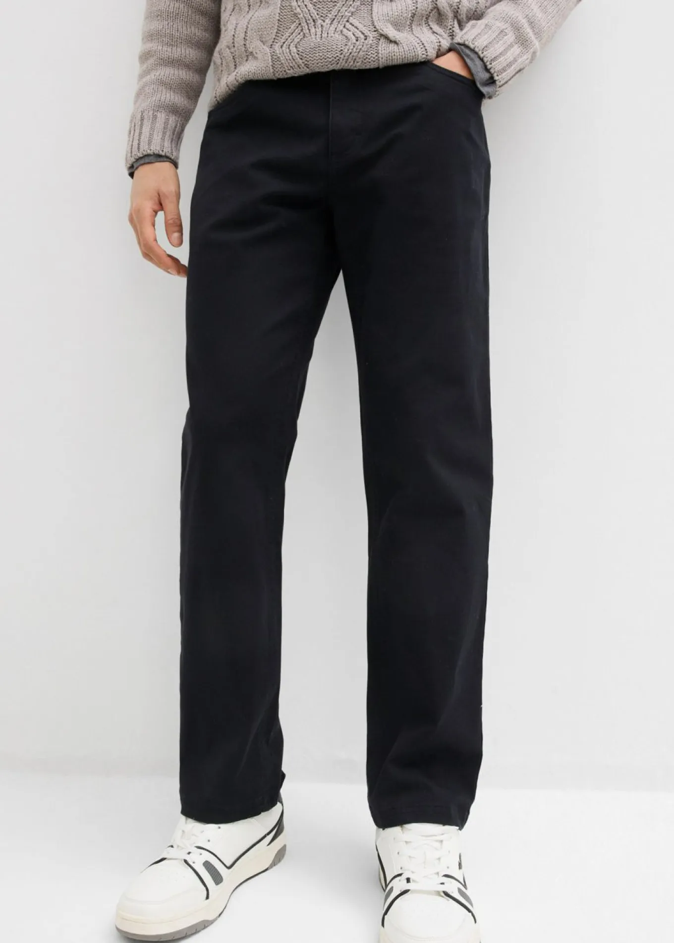 Pantalón elástico con corte informal, cinturilla elástica y forma recta