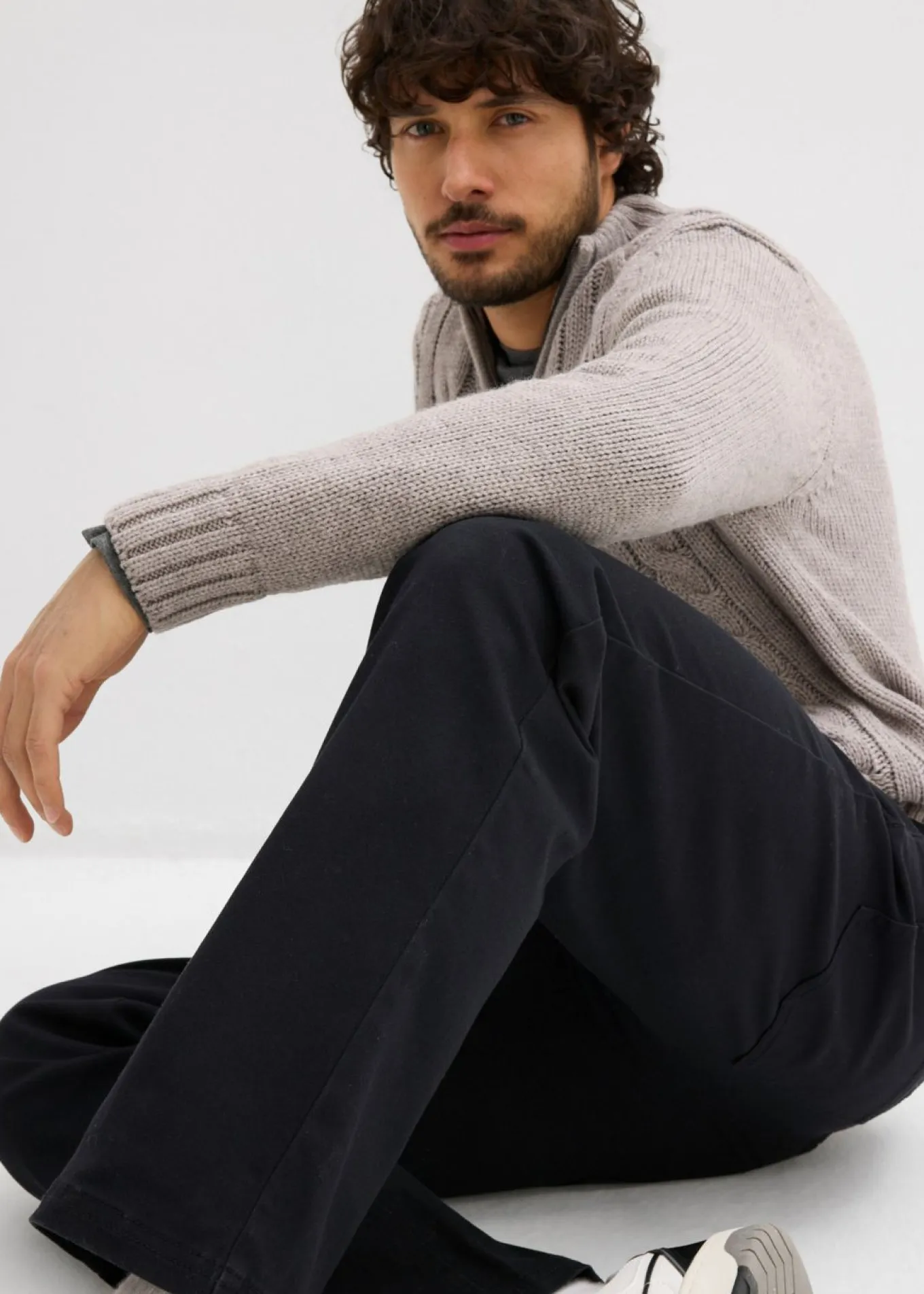 Pantalón elástico con corte informal, cinturilla elástica y forma recta