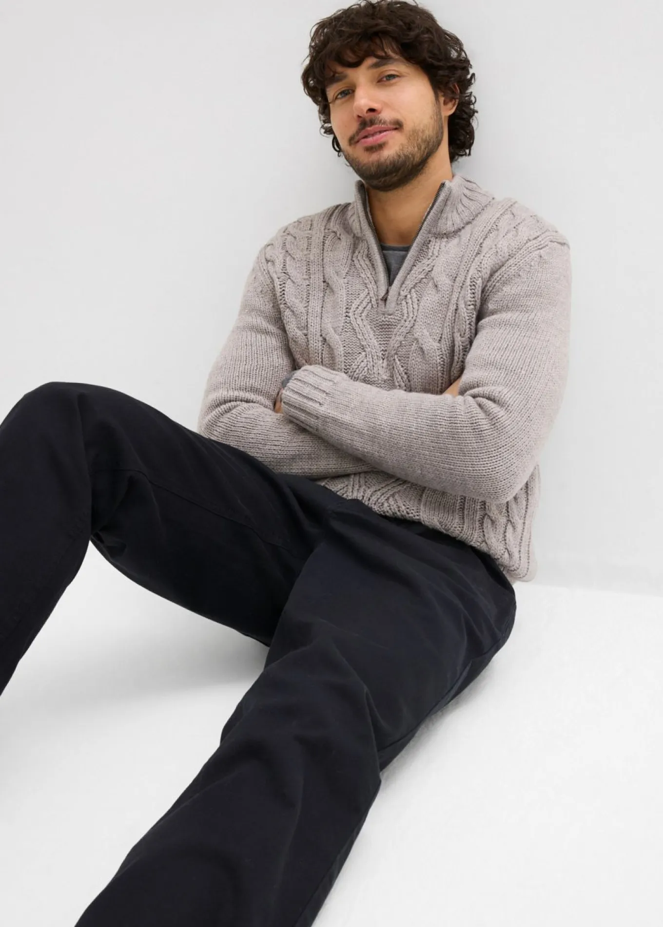 Pantalón elástico con corte informal, cinturilla elástica y forma recta