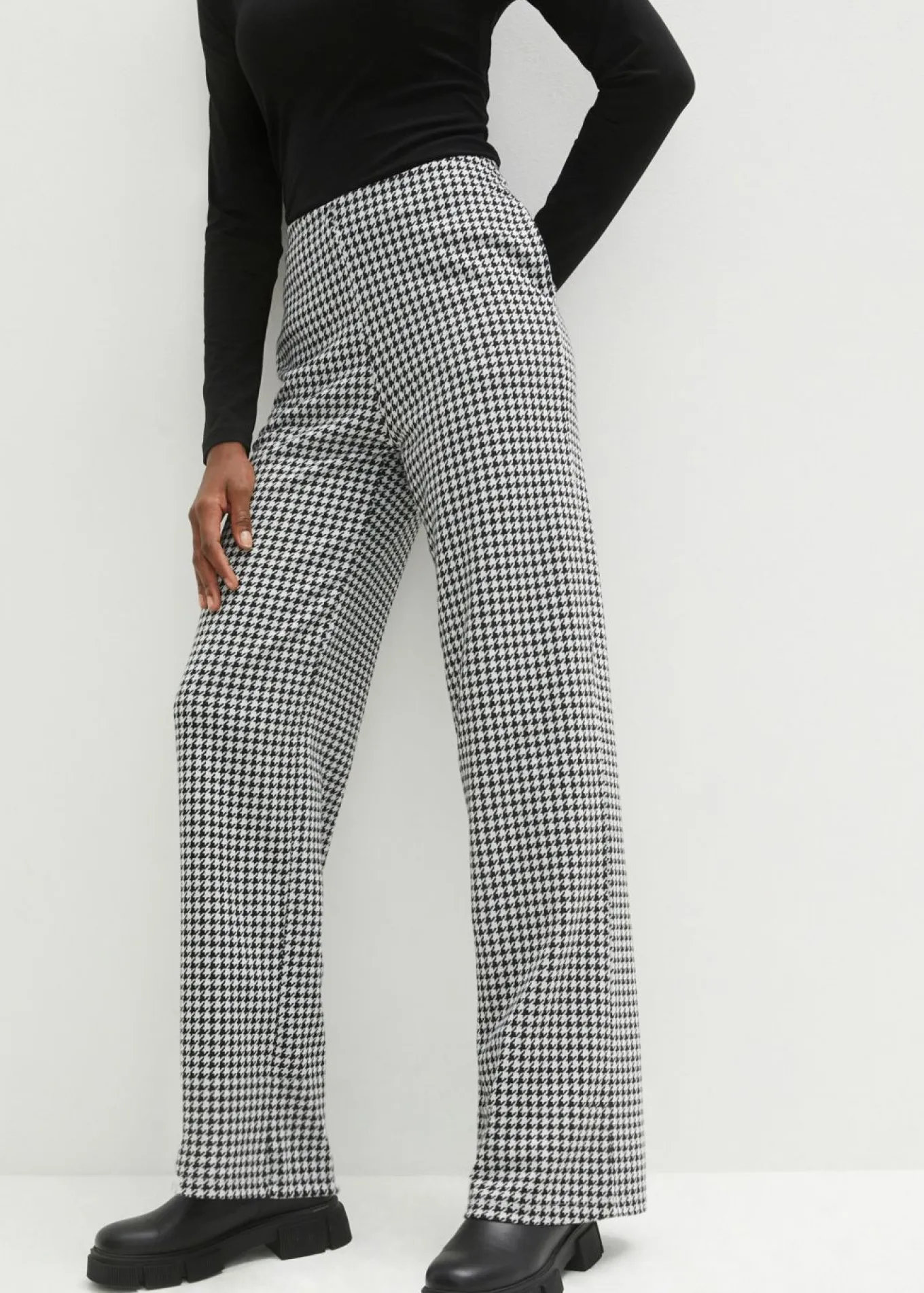 Pantalón elástico con pata de gallo, pernera ancha