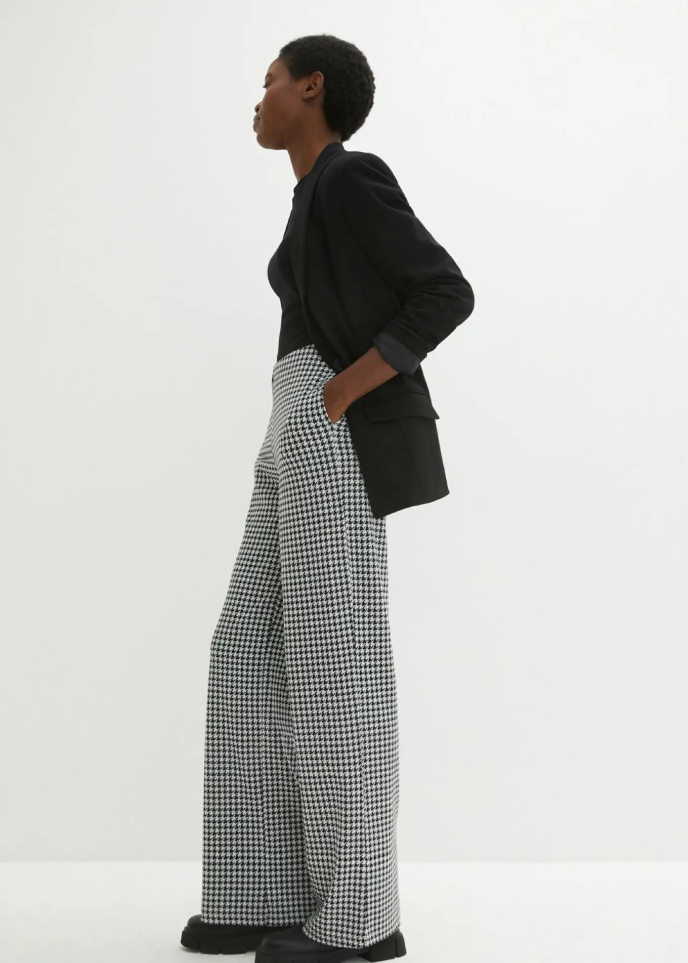 Pantalón elástico con pata de gallo, pernera ancha
