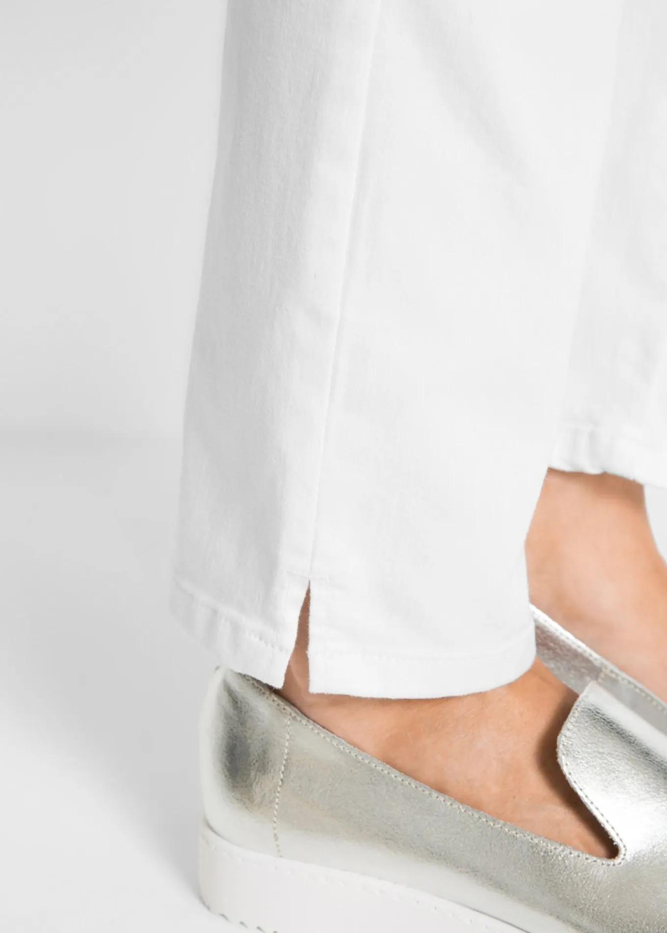 Pantalón elástico con perneras rectas, mid waist