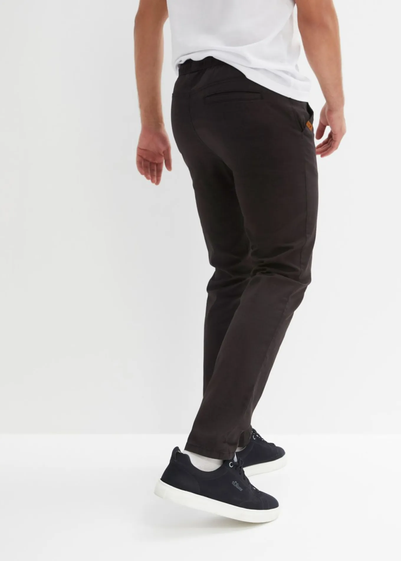 Pantalón elástico de corte regular y recto