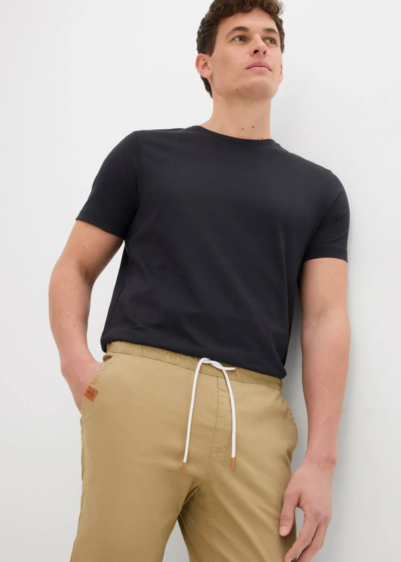 Pantalón elástico de corte regular y recto