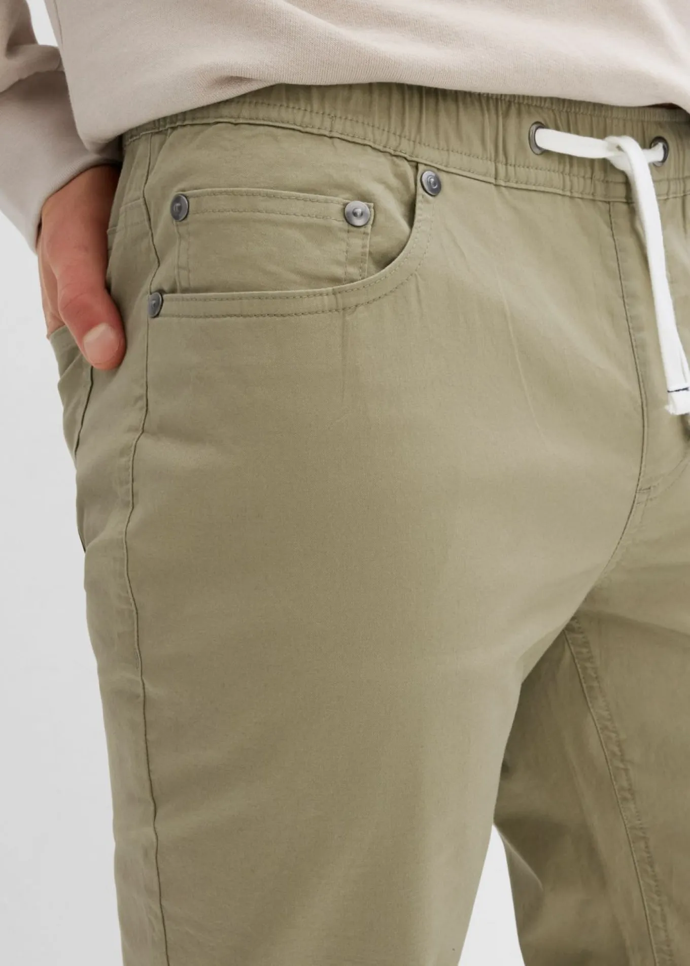 Pantalón elástico de corte regular y recto