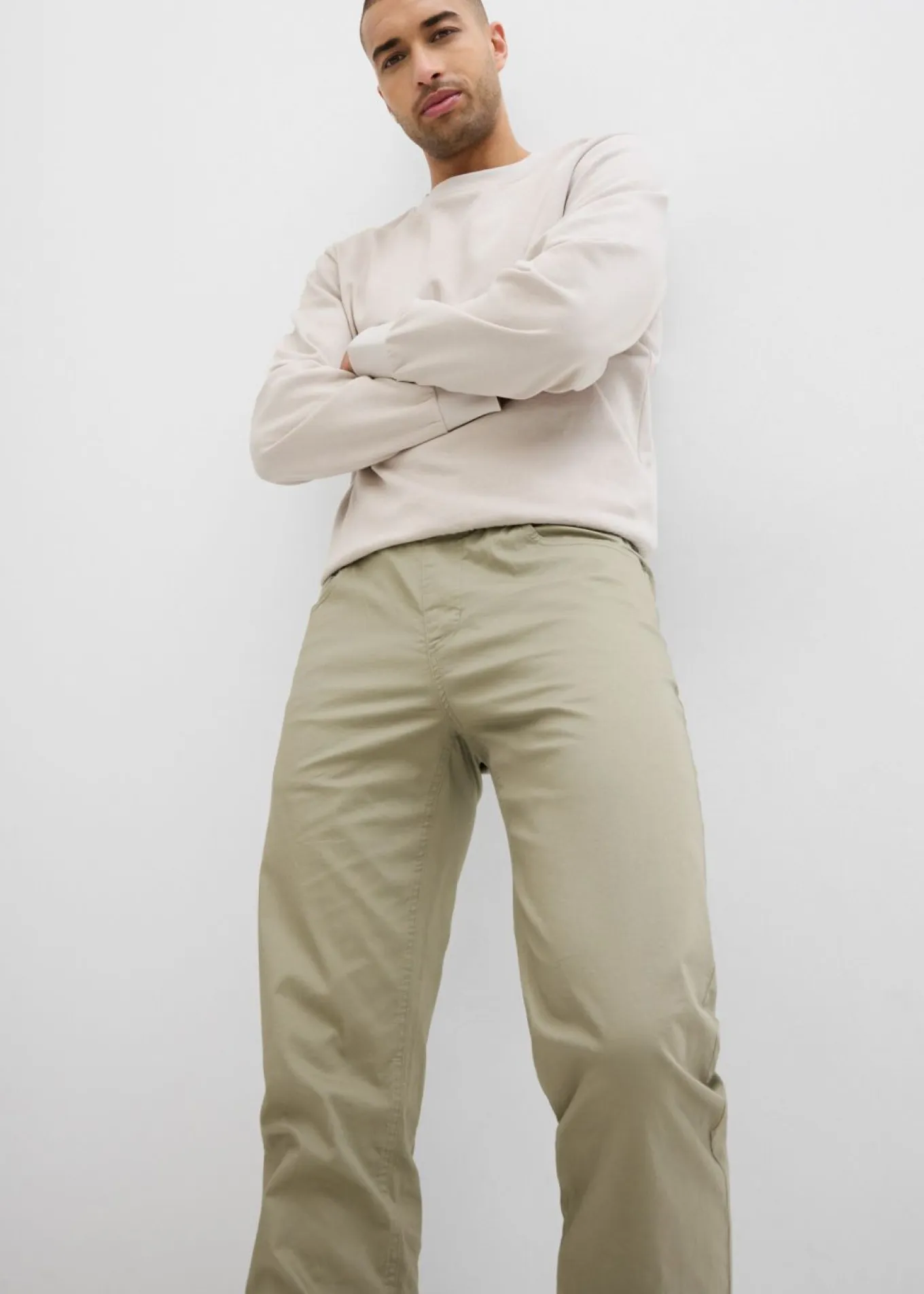 Pantalón elástico de corte regular y recto