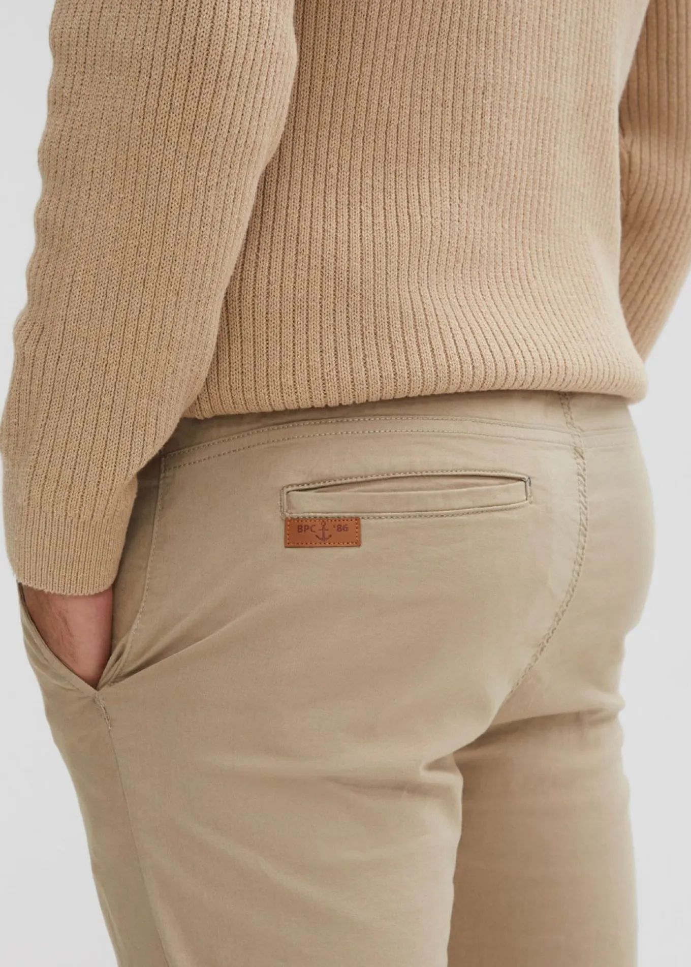 Pantalón elástico de corte recto y ajustado