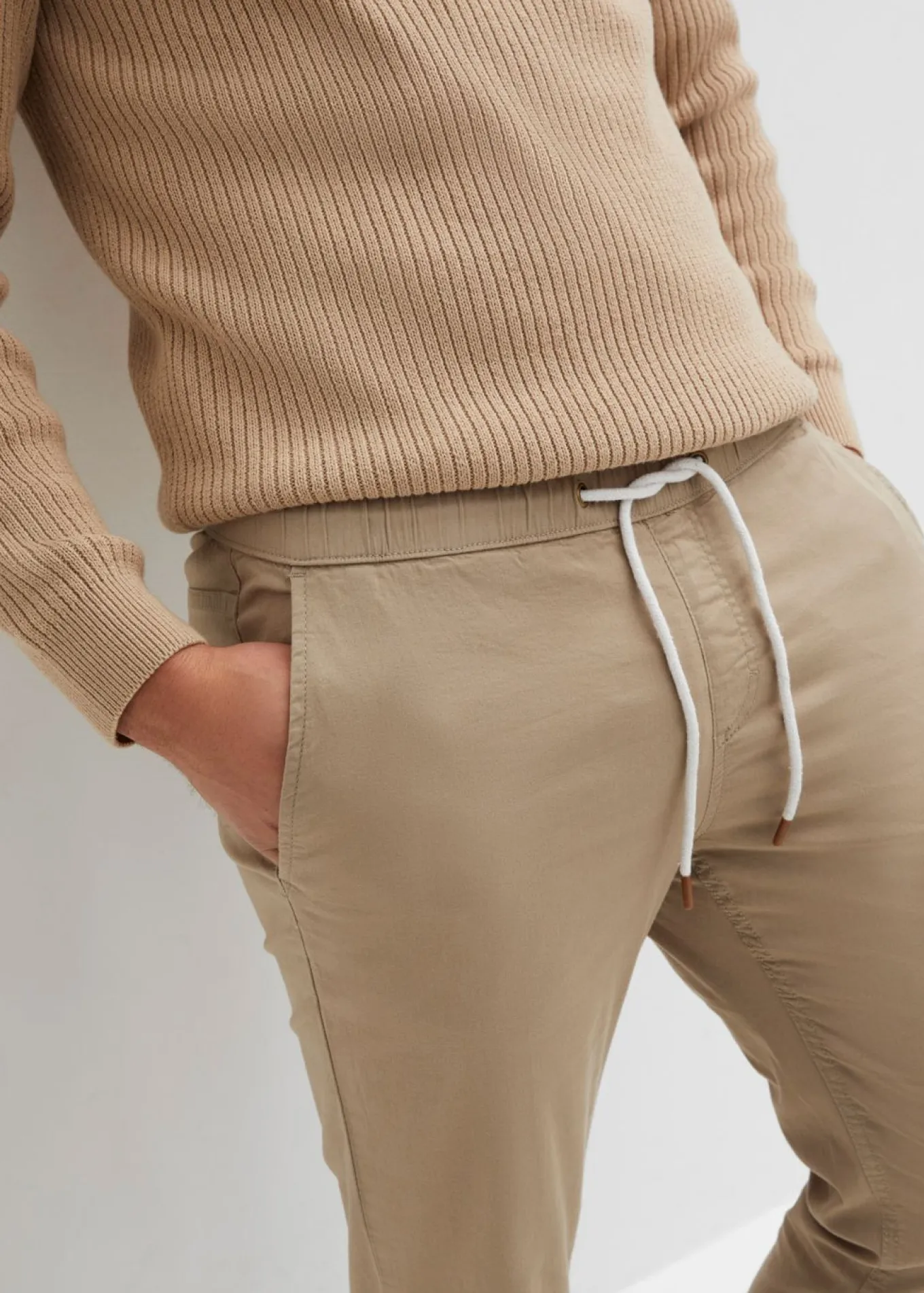 Pantalón elástico de corte recto y ajustado