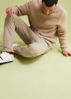 Pantalón elástico de corte recto y ajustado