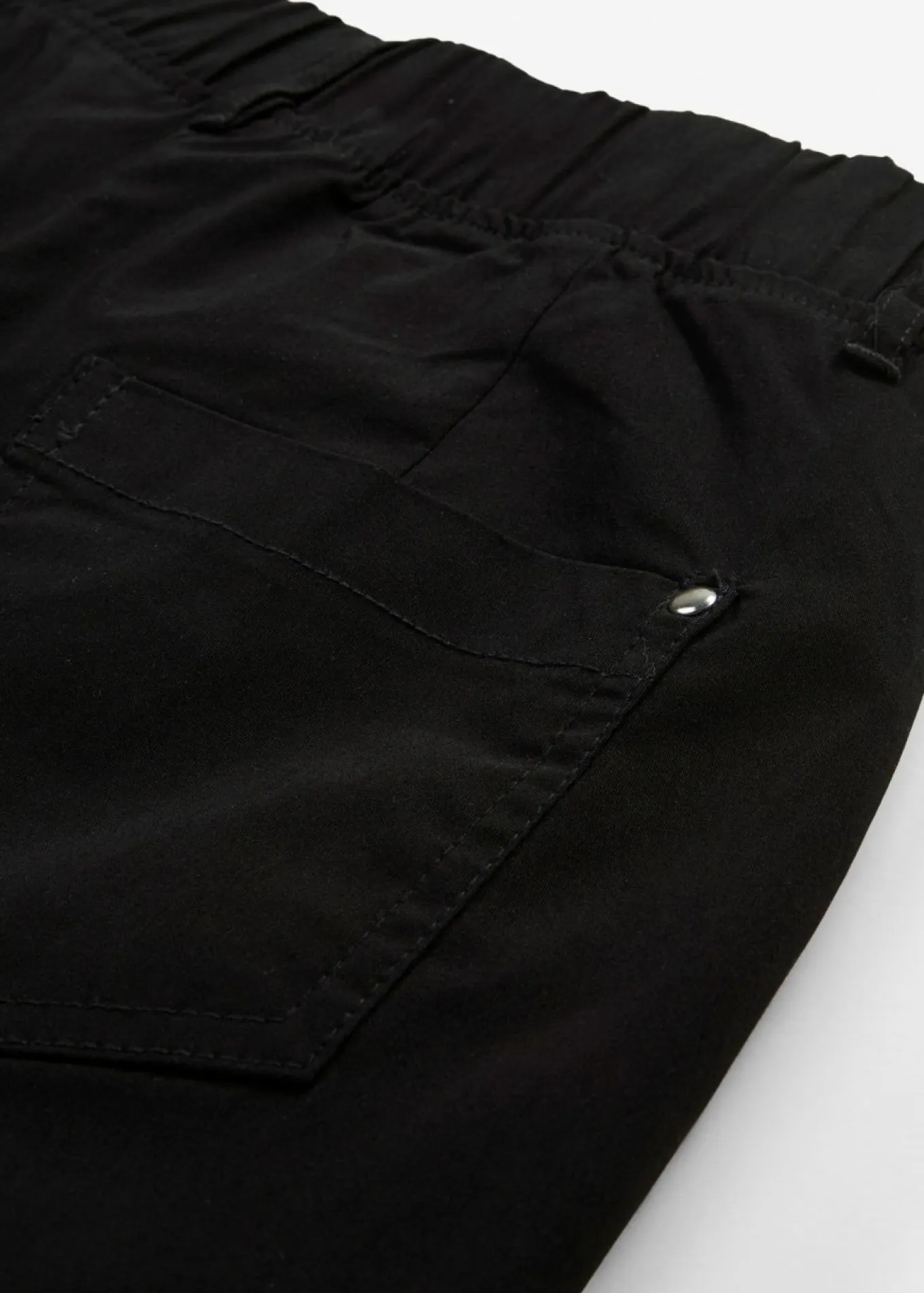 Pantalón elástico de corte capri con cintura elástica