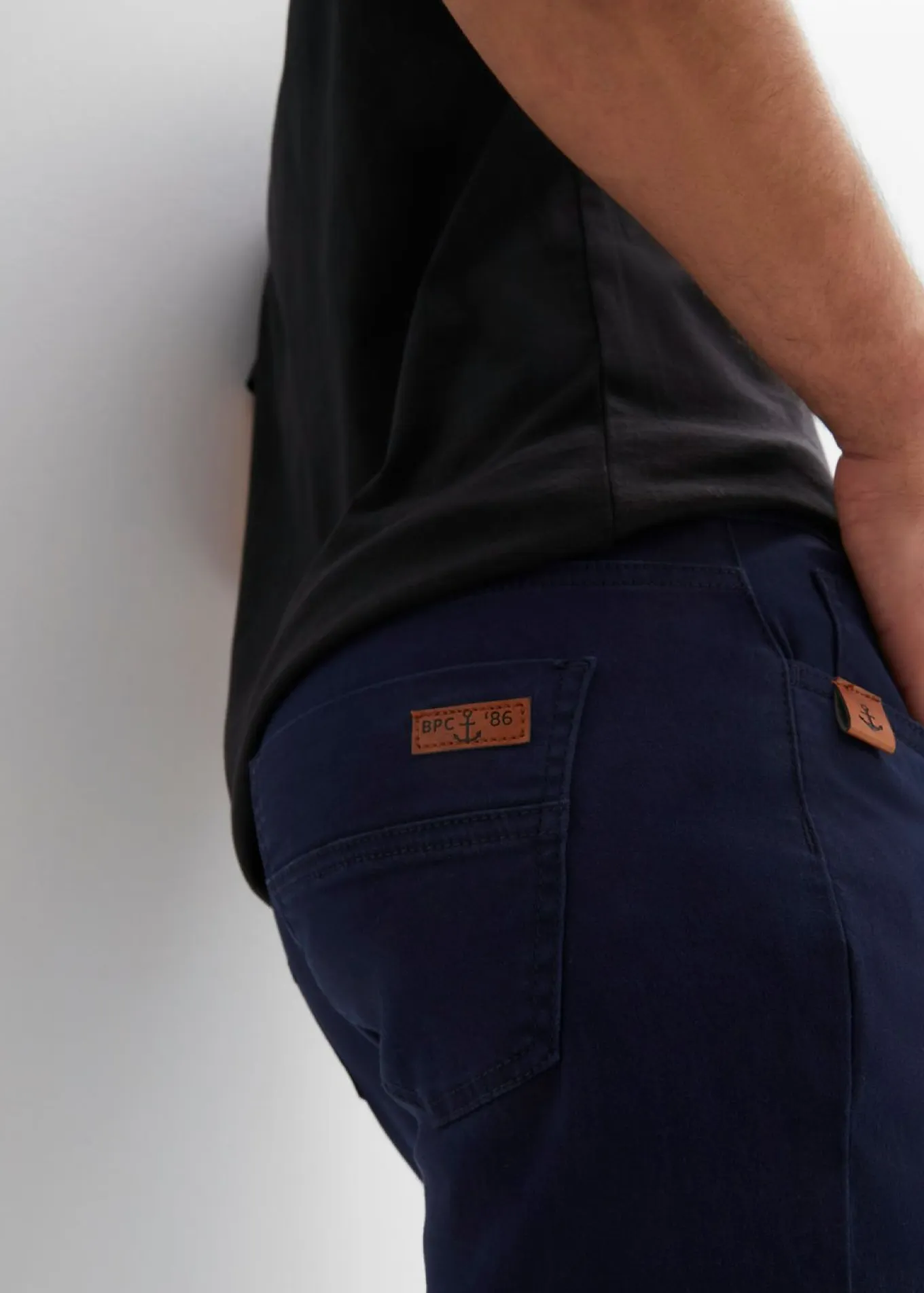Pantalón elástico de corte regular y recto