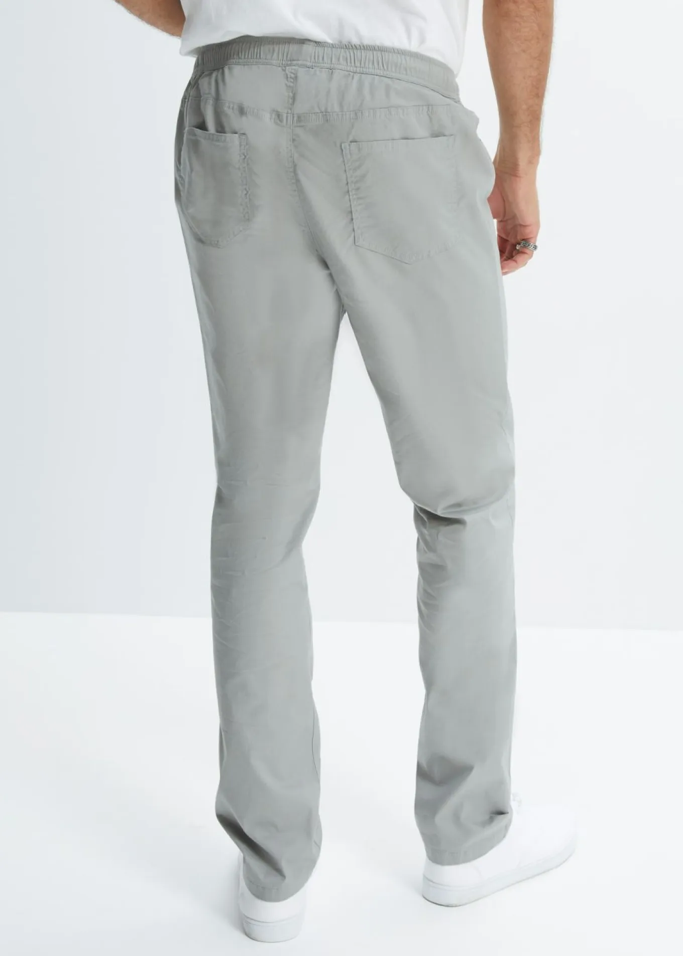 Pantalón elástico de corte regular y recto