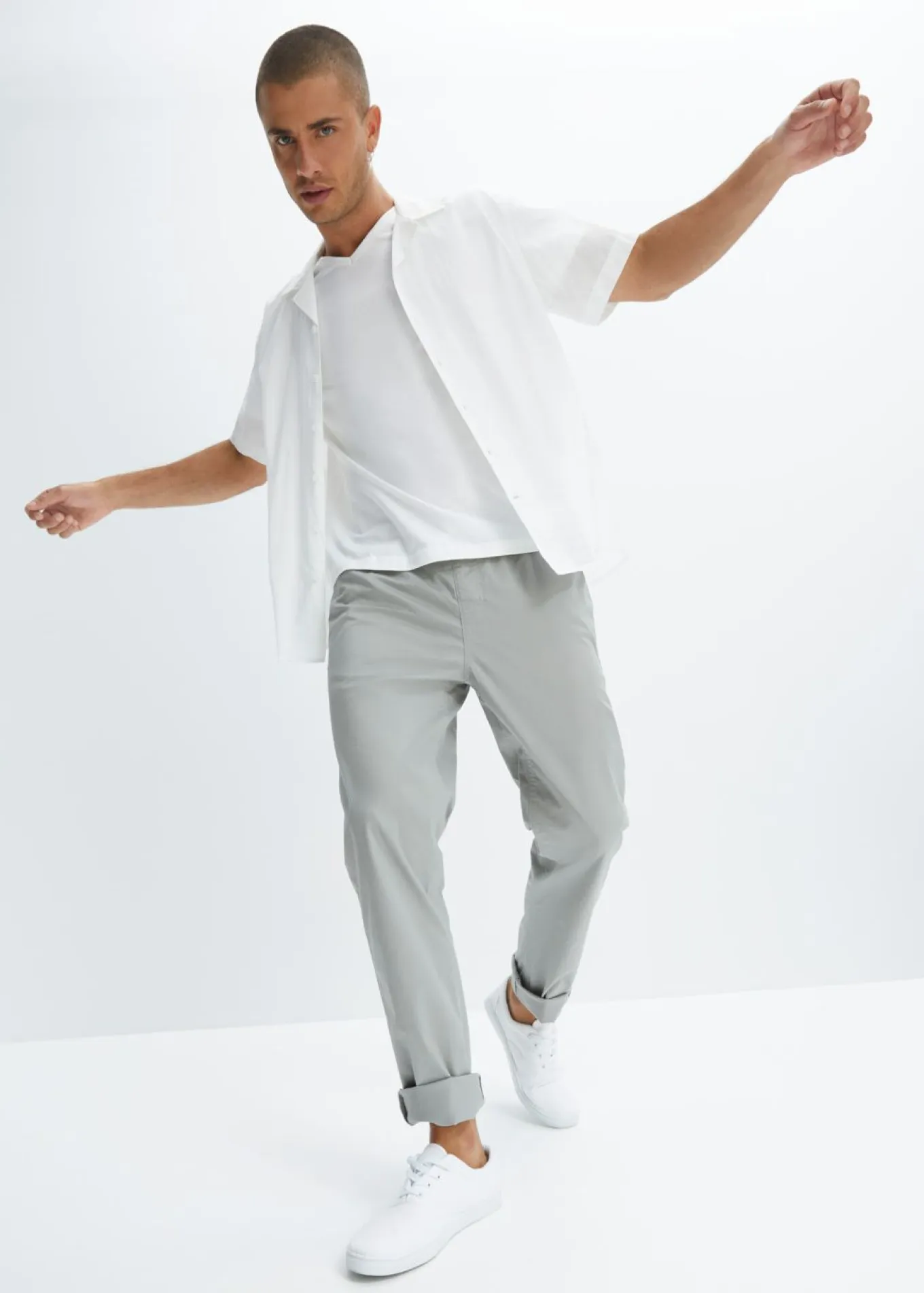 Pantalón elástico de corte regular y recto