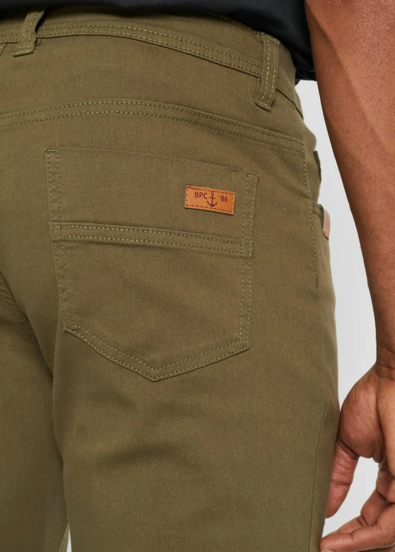 Pantalón elástico de corte regular y recto