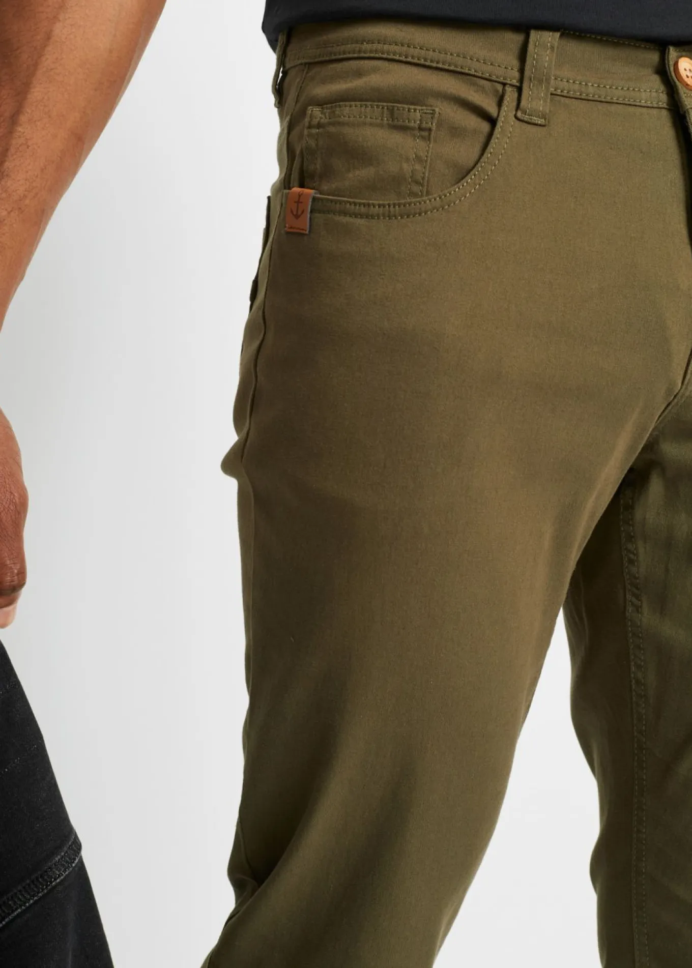 Pantalón elástico de corte regular y recto