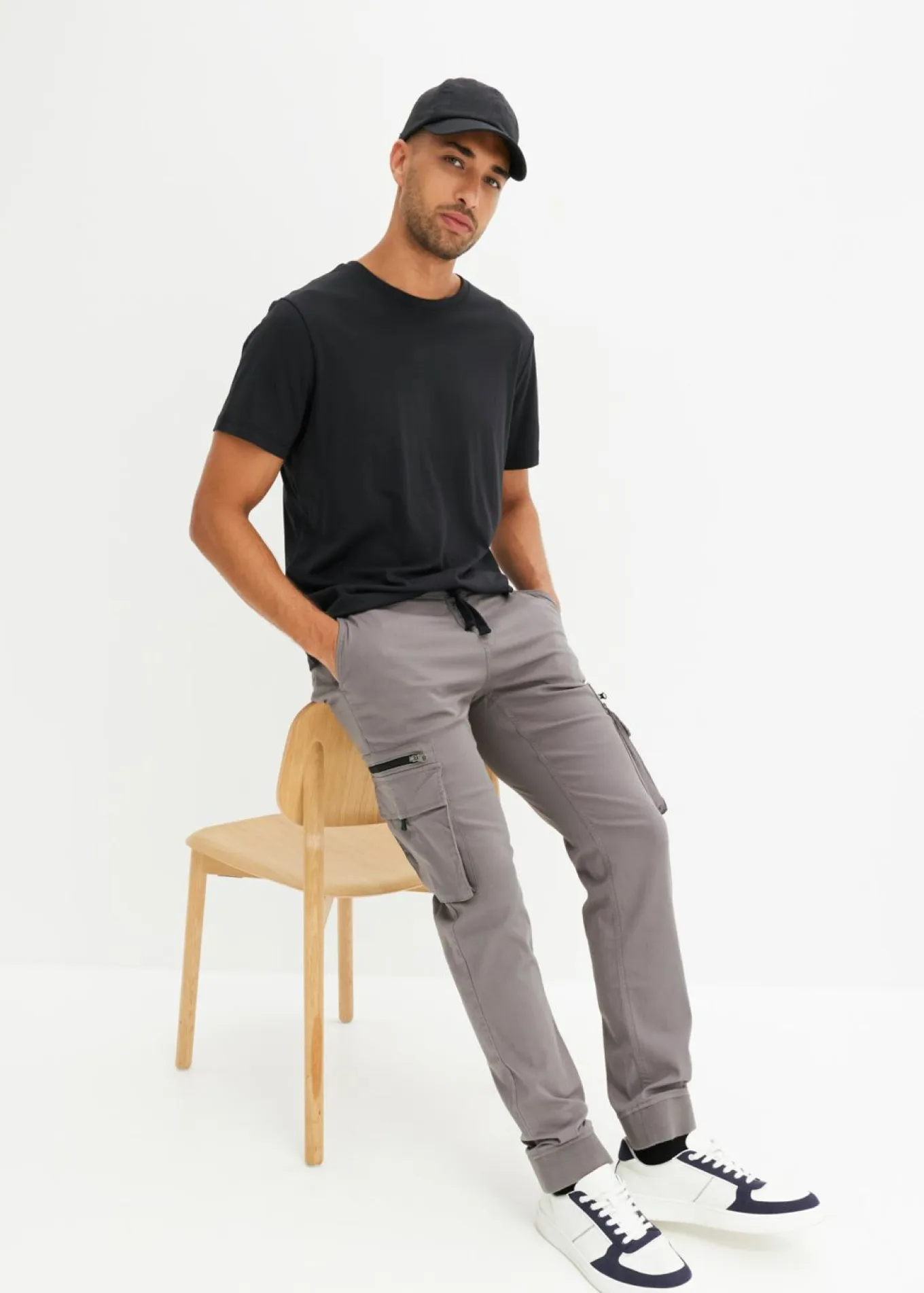 Pantalón elástico sin cierre con bolsillos tipo cargo y corte regular