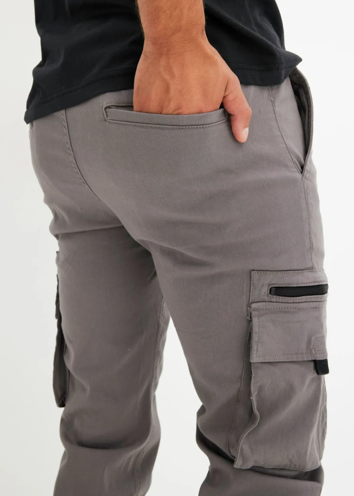 Pantalón elástico sin cierre con bolsillos tipo cargo y corte regular