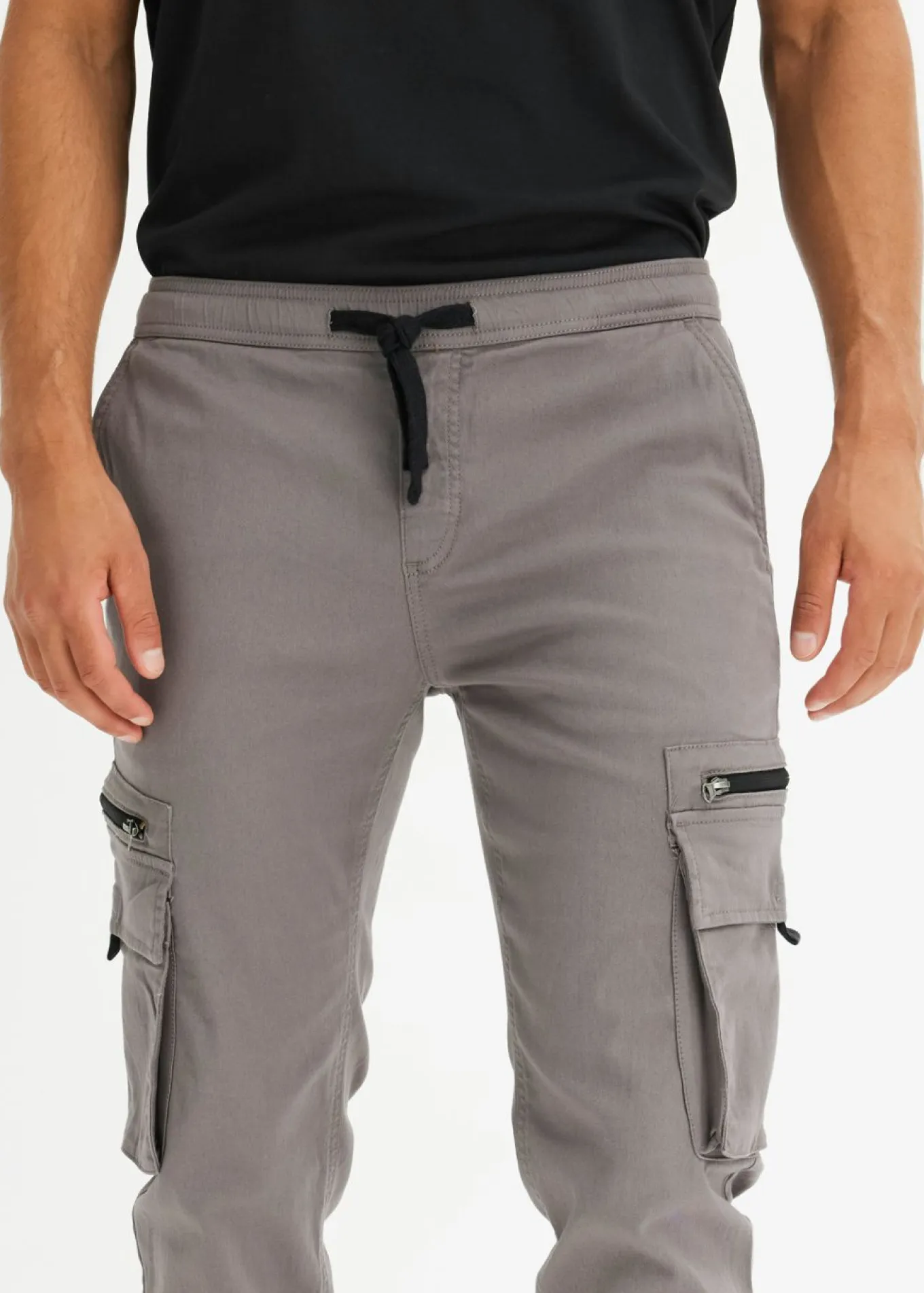 Pantalón elástico sin cierre con bolsillos tipo cargo y corte regular