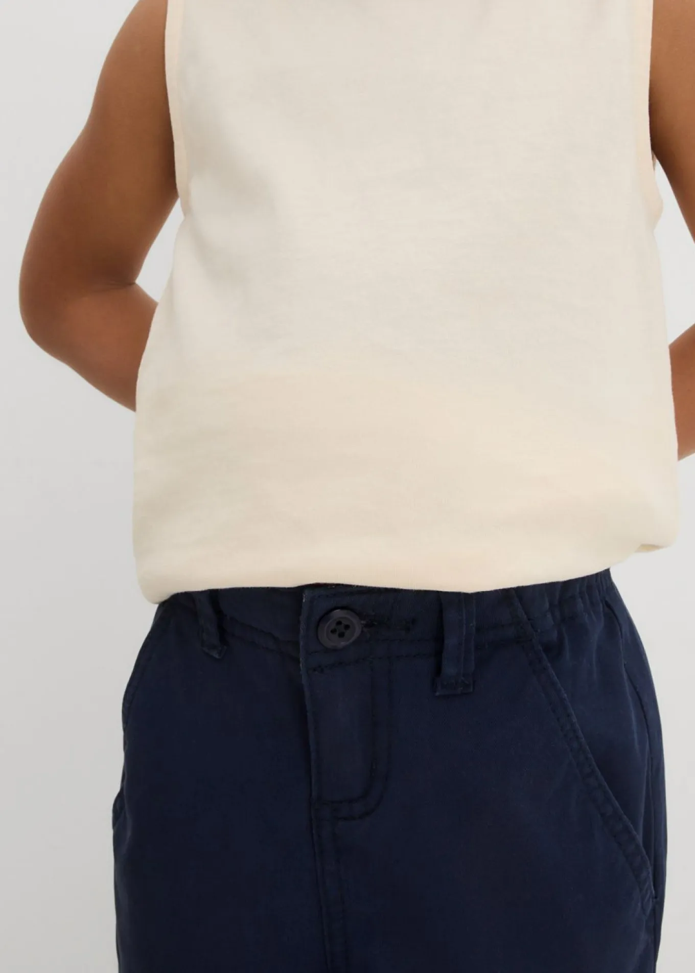 Pantalón elástico tipo chino con cintura ajustable y corte ajustado/recto