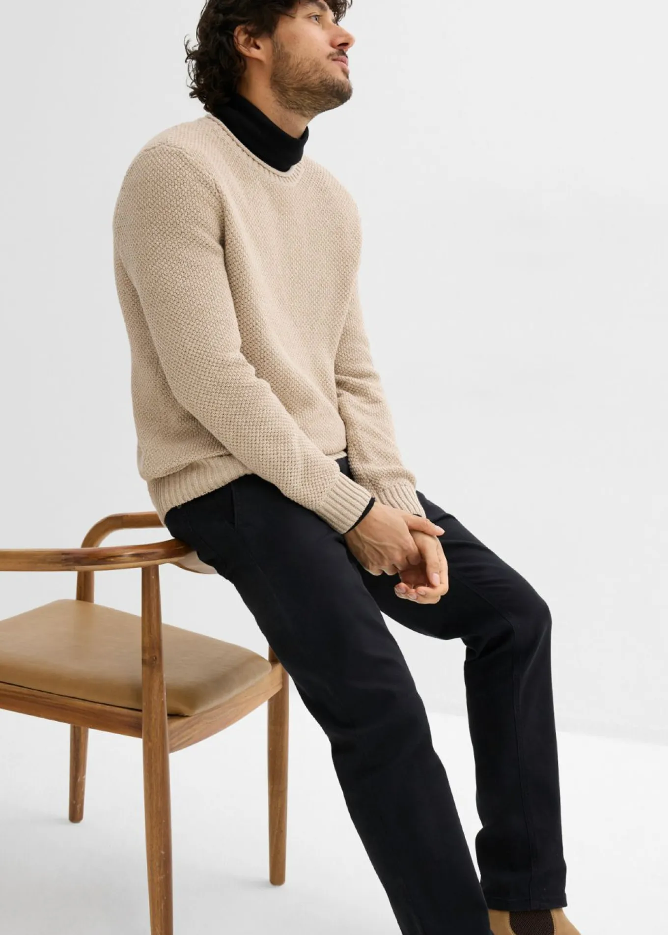 Pantalón elástico tipo chinos con regular, cinturilla elástica, cinturón y forma recta