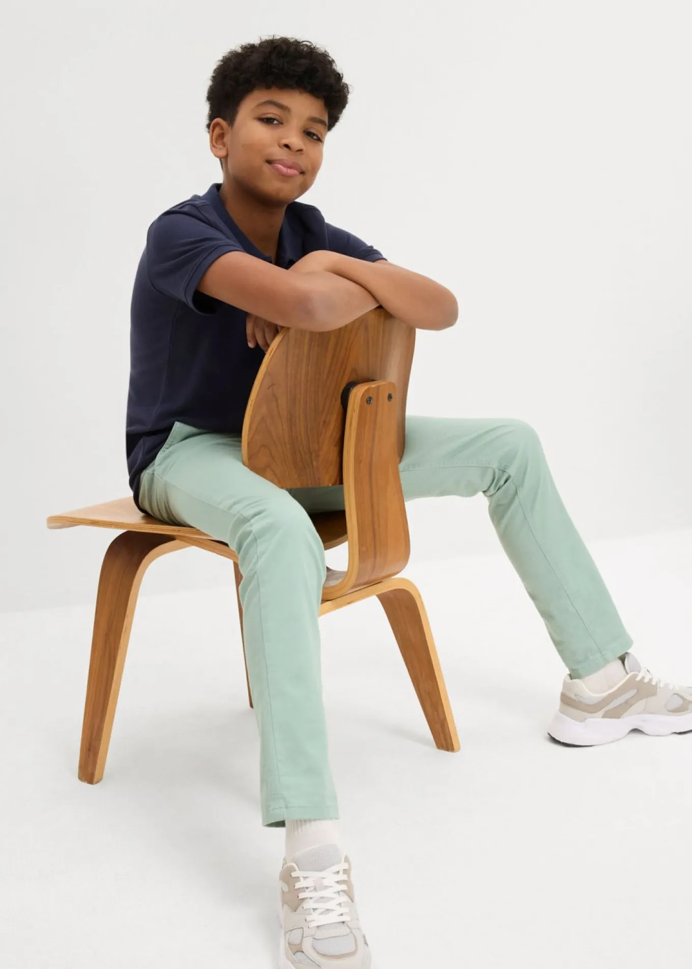 Pantalón elástico tipo chino con cintura ajustable y corte ajustado/recto