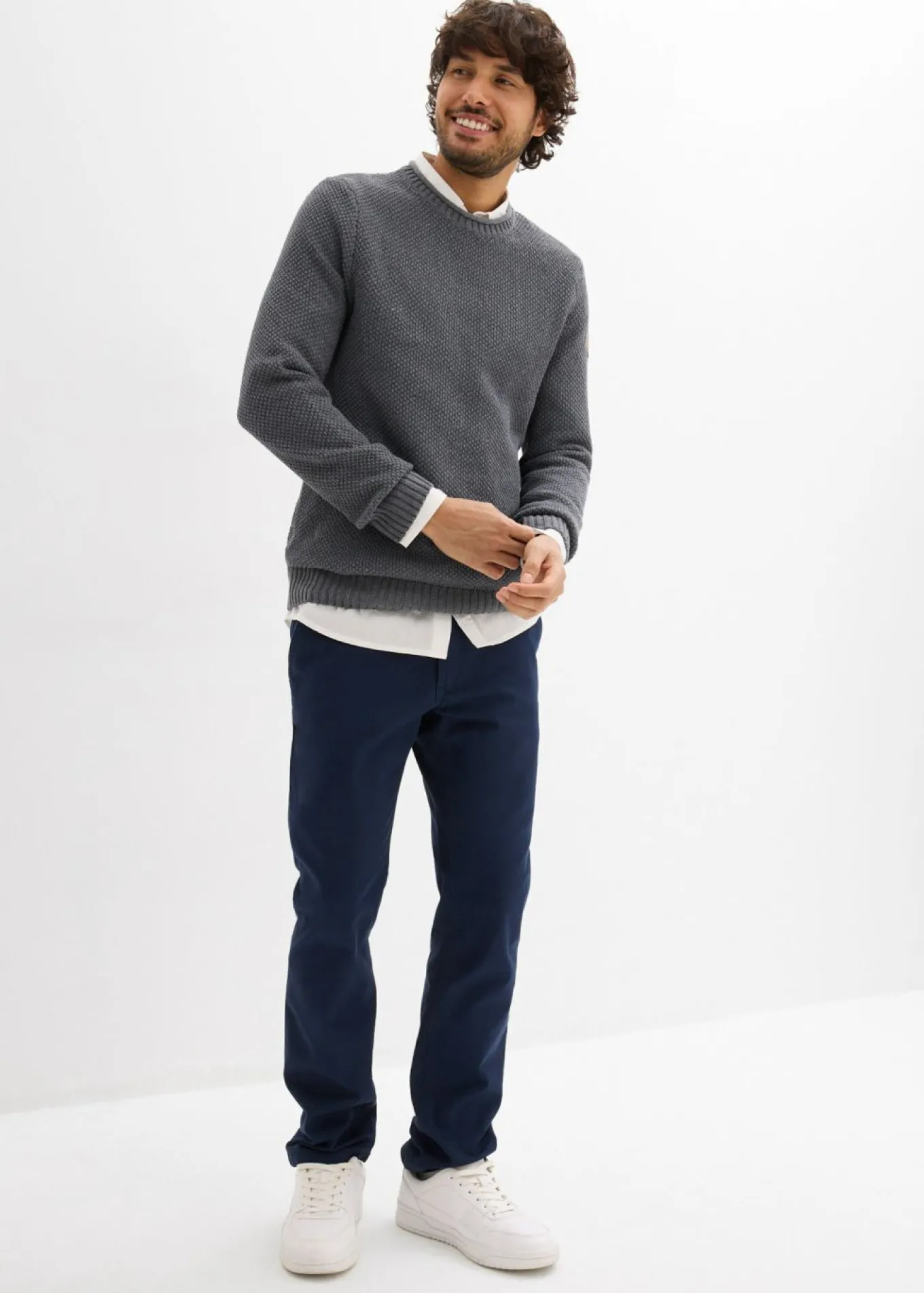 Pantalón elástico tipo chinos con regular, cinturilla elástica, cinturón y forma recta