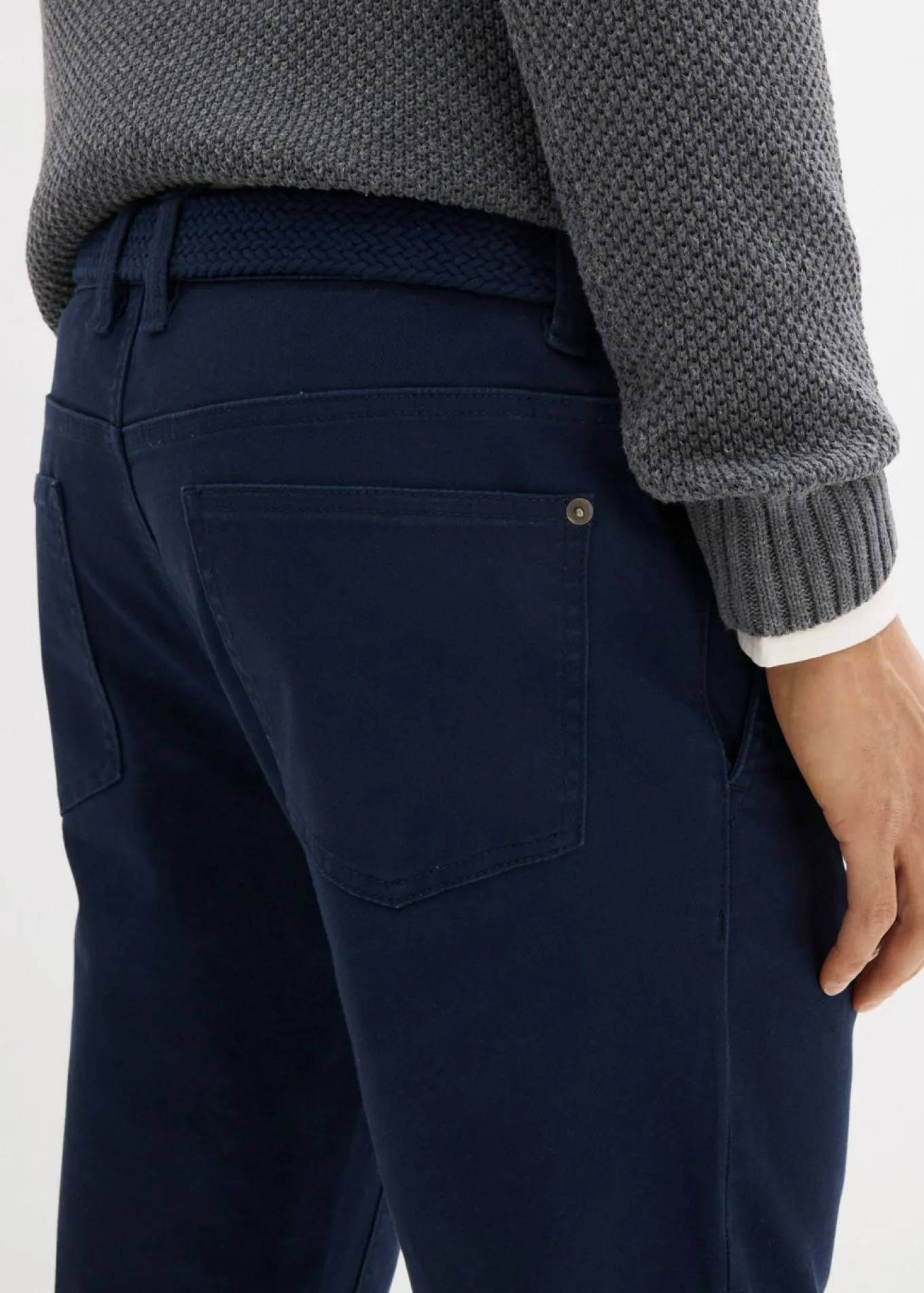 Pantalón elástico tipo chinos con regular, cinturilla elástica, cinturón y forma recta