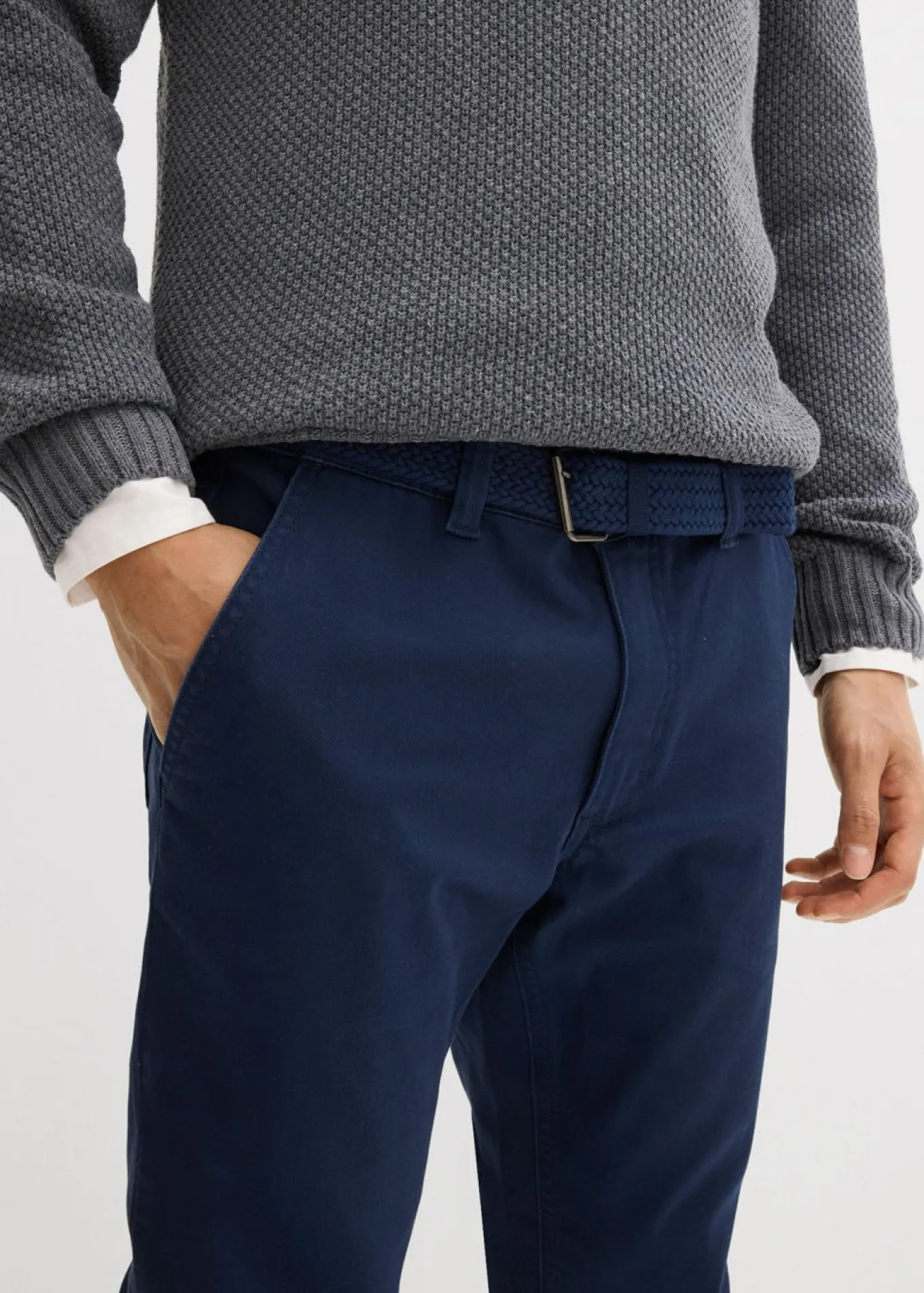 Pantalón elástico tipo chinos con regular, cinturilla elástica, cinturón y forma recta