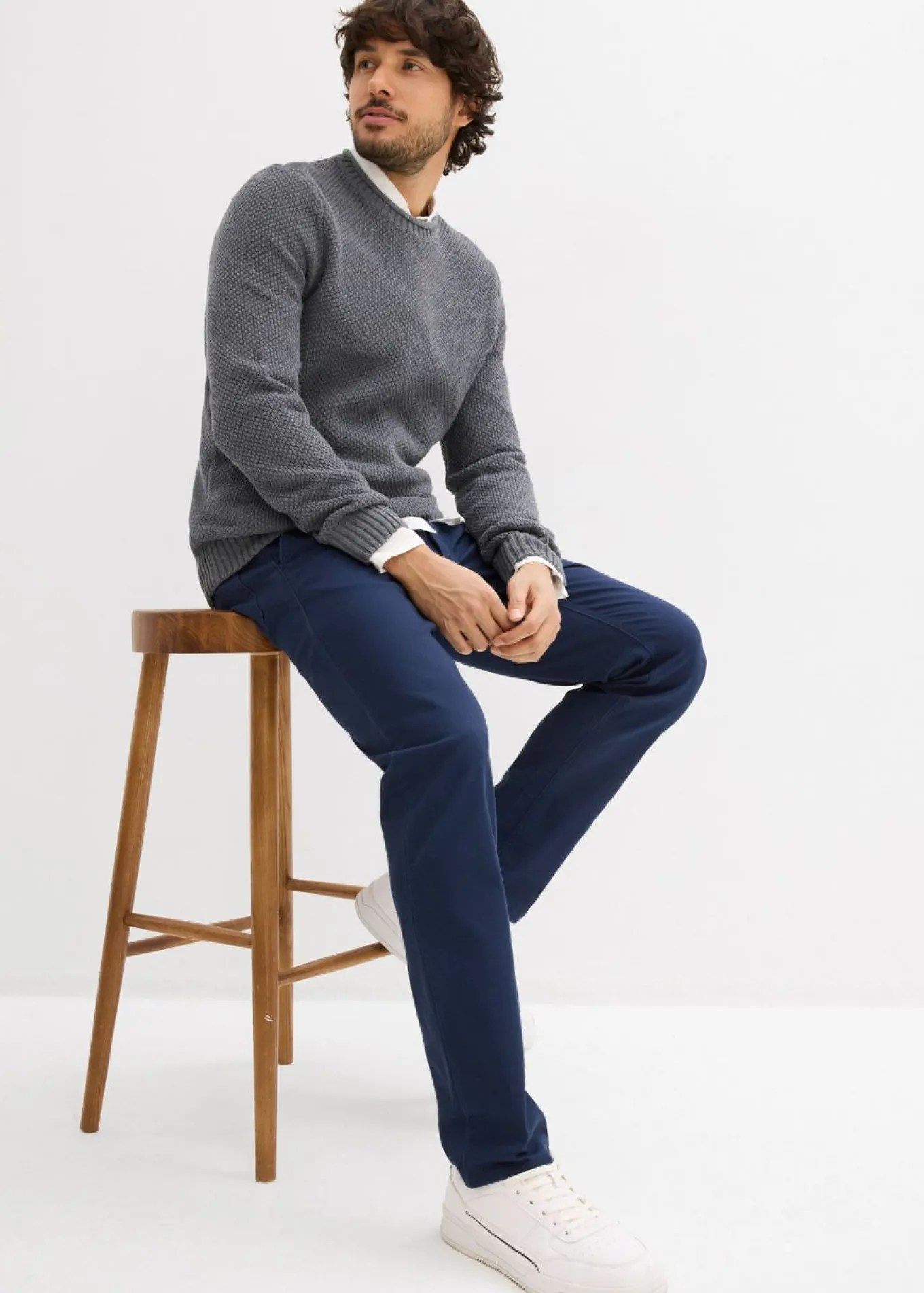 Pantalón elástico tipo chinos con regular, cinturilla elástica, cinturón y forma recta