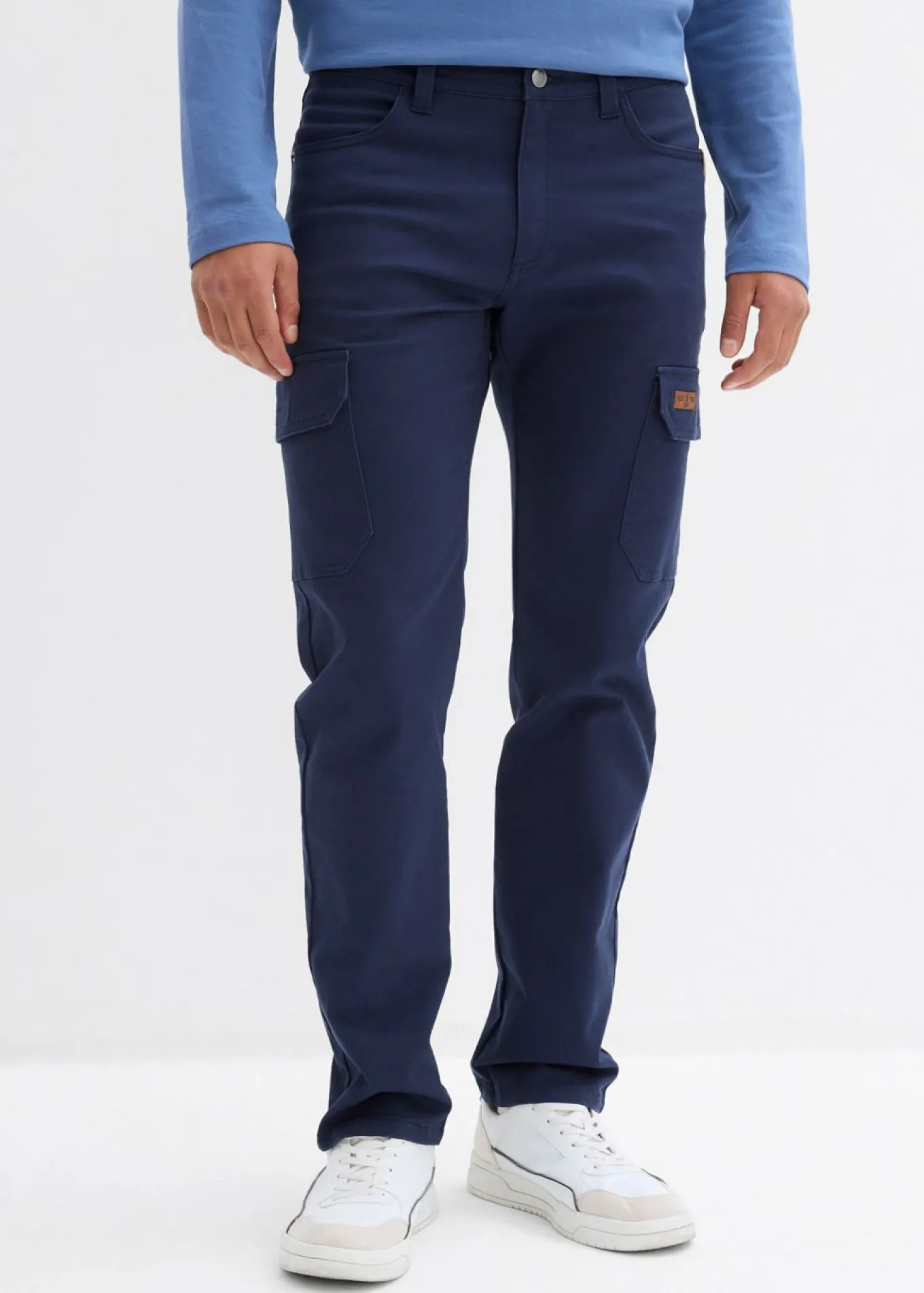 Pantalón elásticos, slim fit, con bolsillos cargo, straight