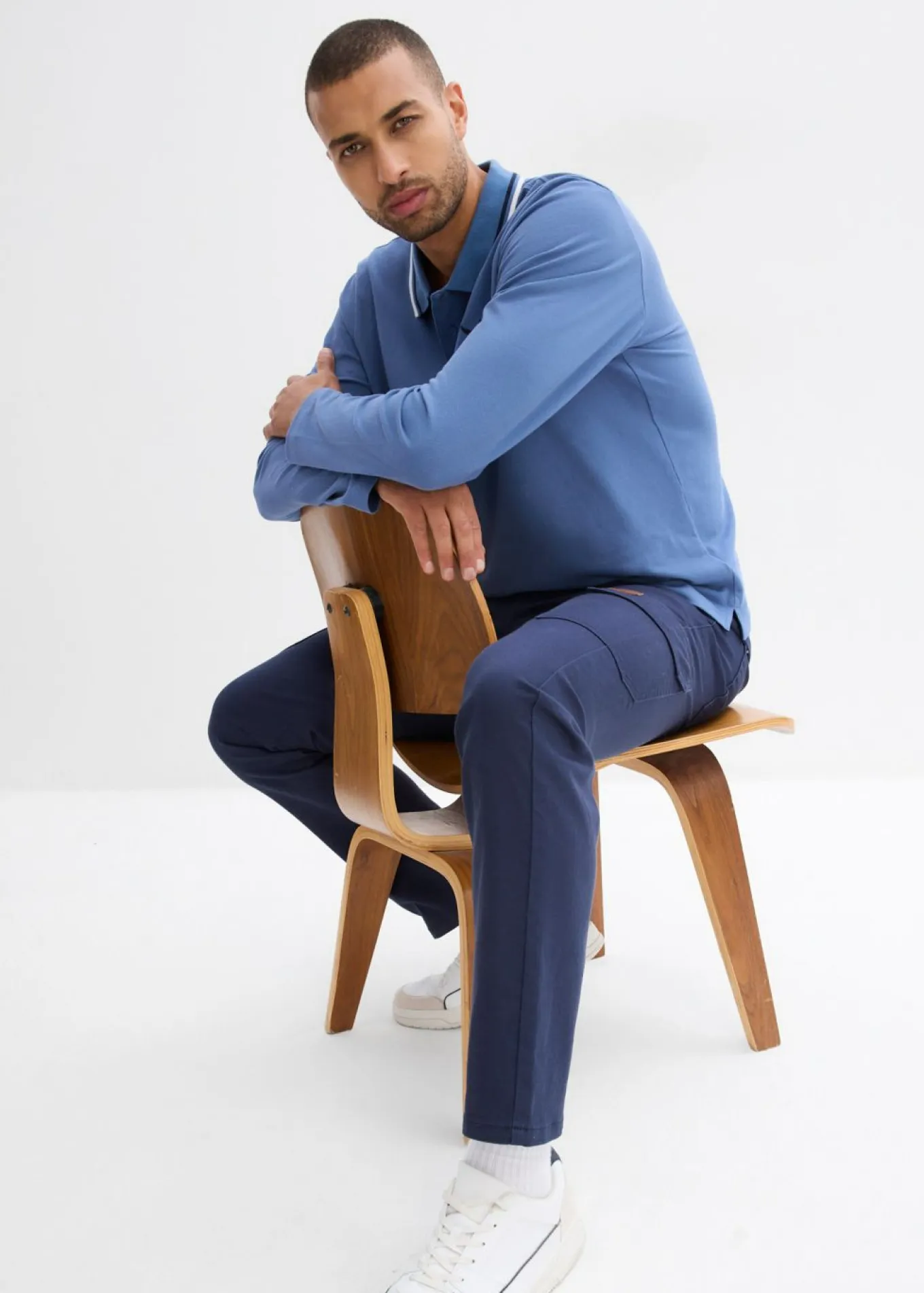 Pantalón elásticos, slim fit, con bolsillos cargo, straight