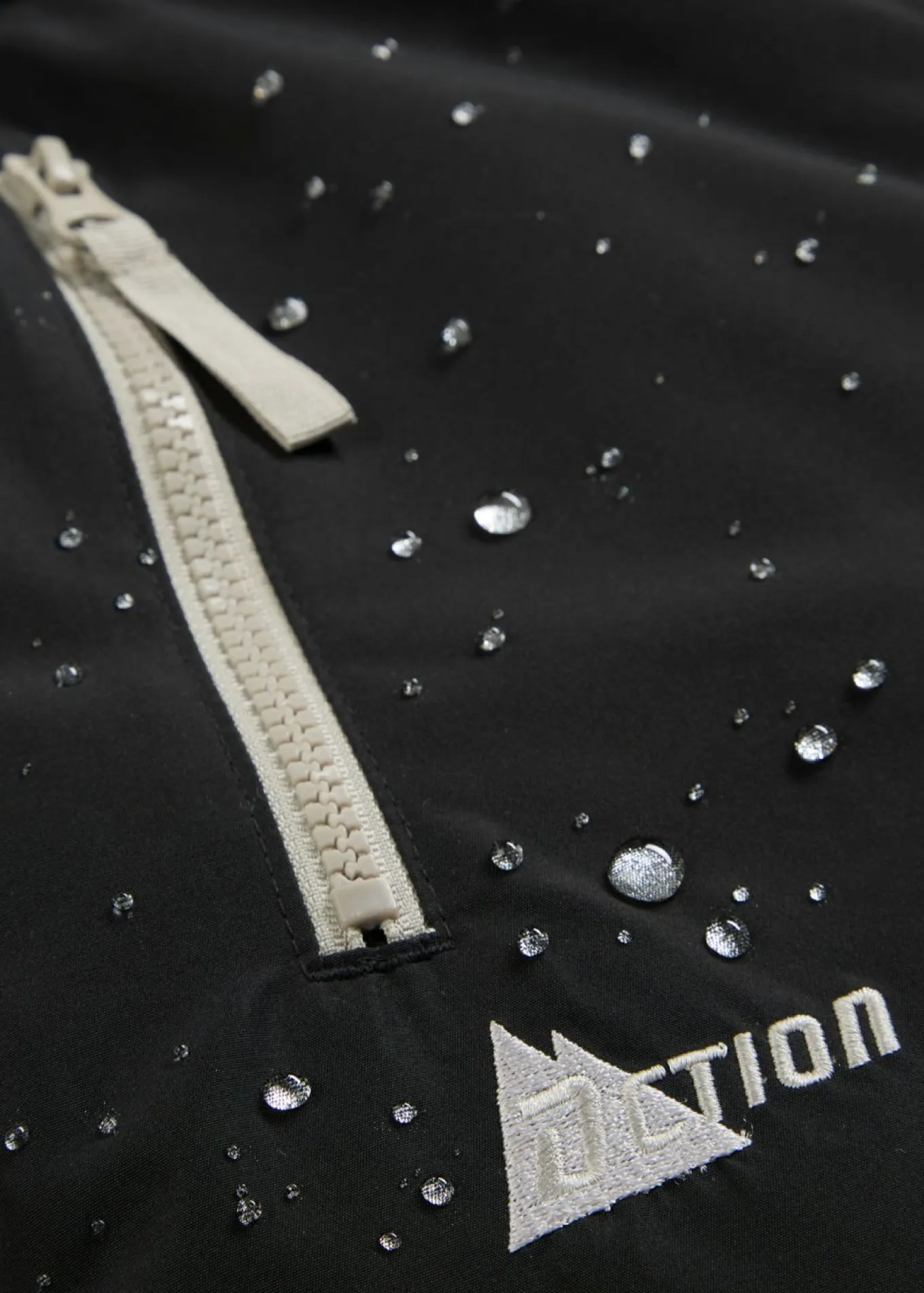 Pantalón funcional impermeable con tirantes y detalles reflectantes