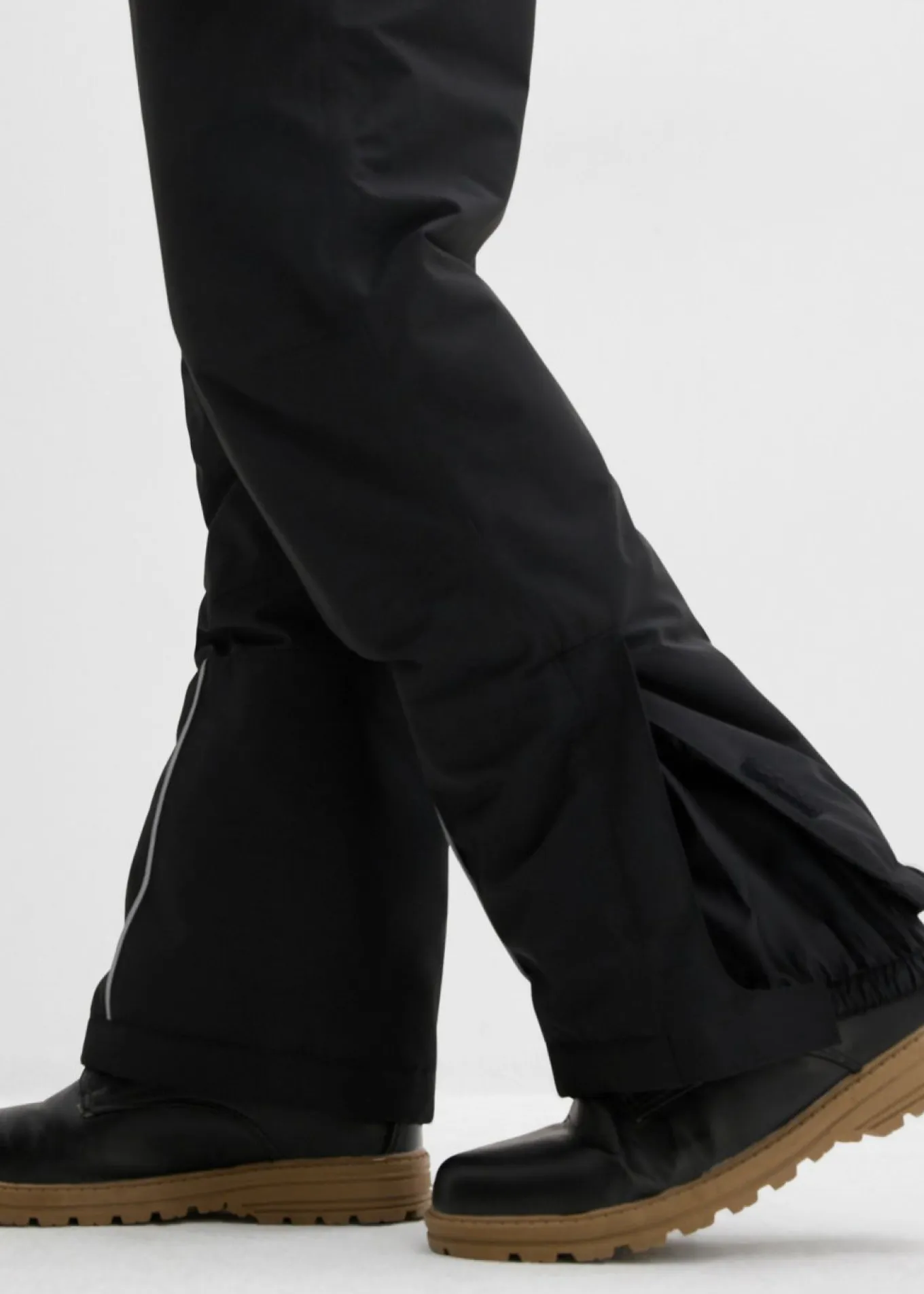 Pantalón funcional impermeable con tirantes y detalles reflectantes