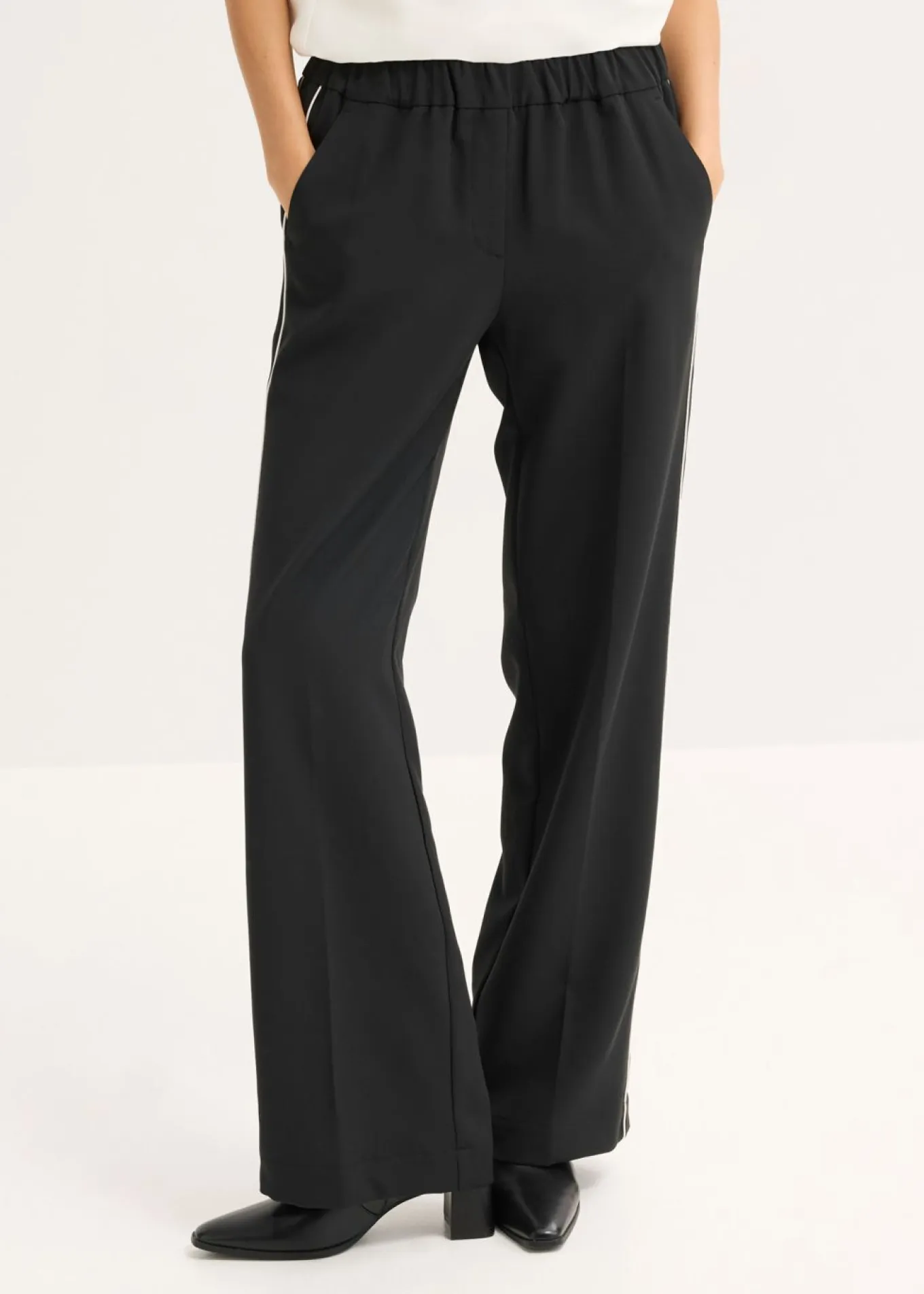Pantalón palazzo con rayas decorativas
