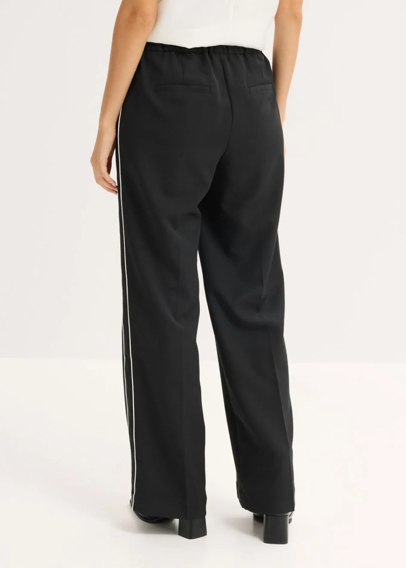 Pantalón palazzo con rayas decorativas