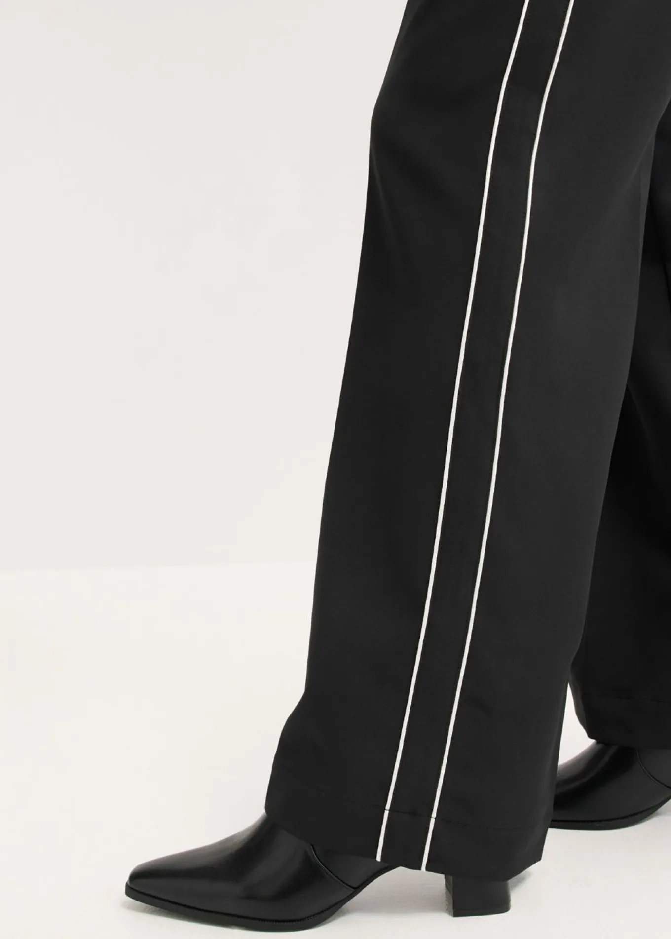 Pantalón palazzo con rayas decorativas