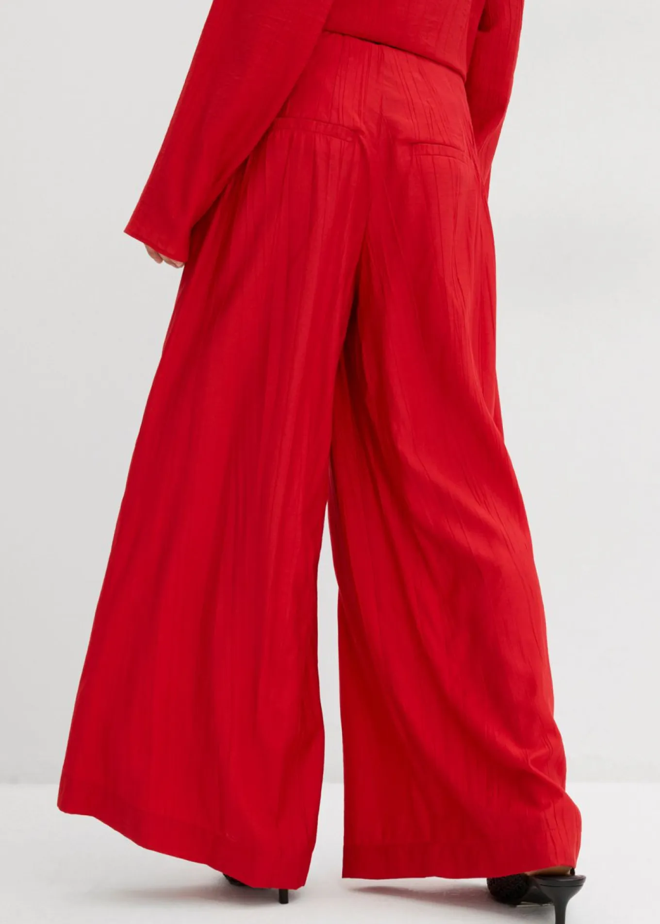 Pantalón palazzo de mezcla de viscosa arrugada con estructura