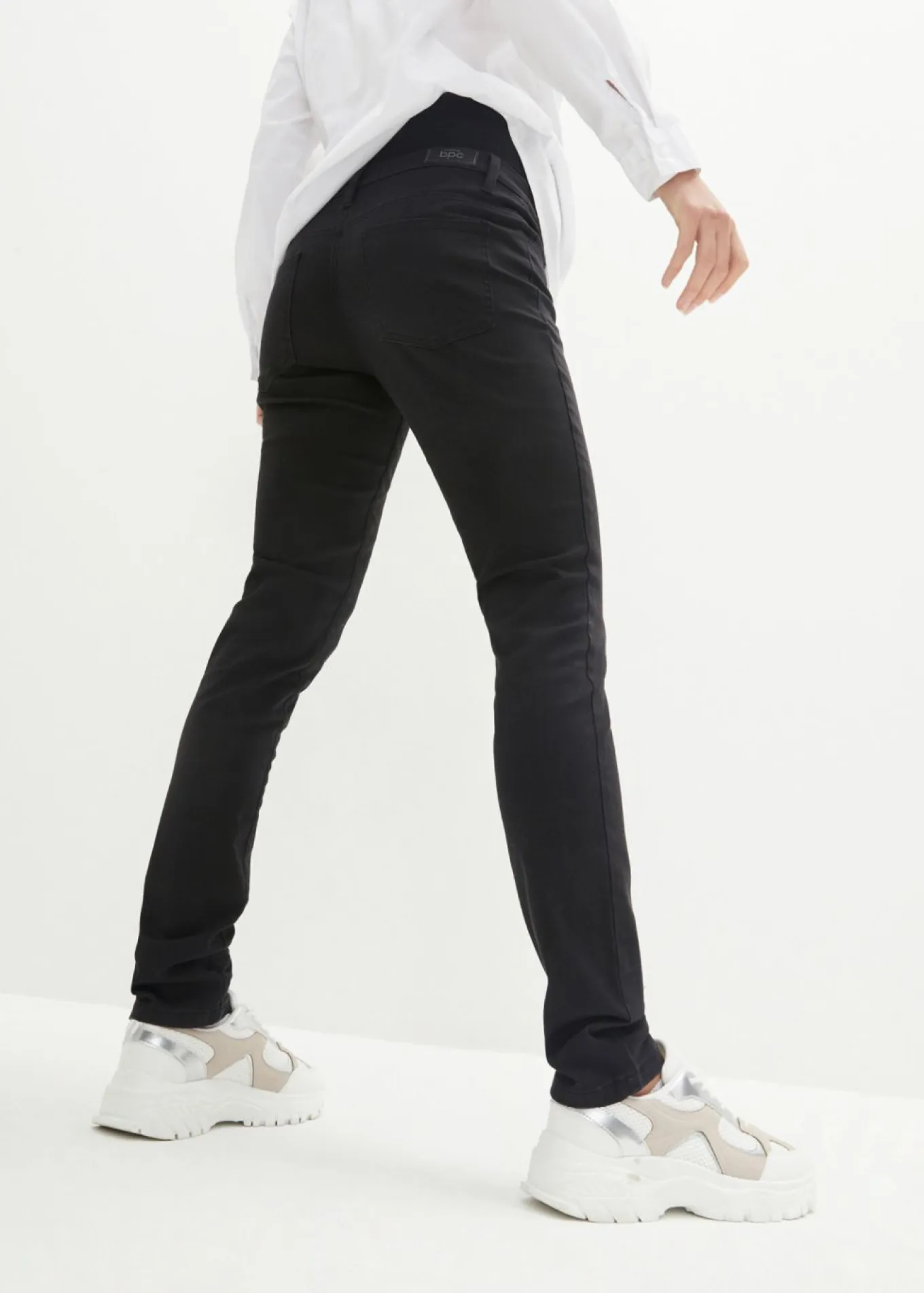 Pantalón premamá con material elástico y corte slim